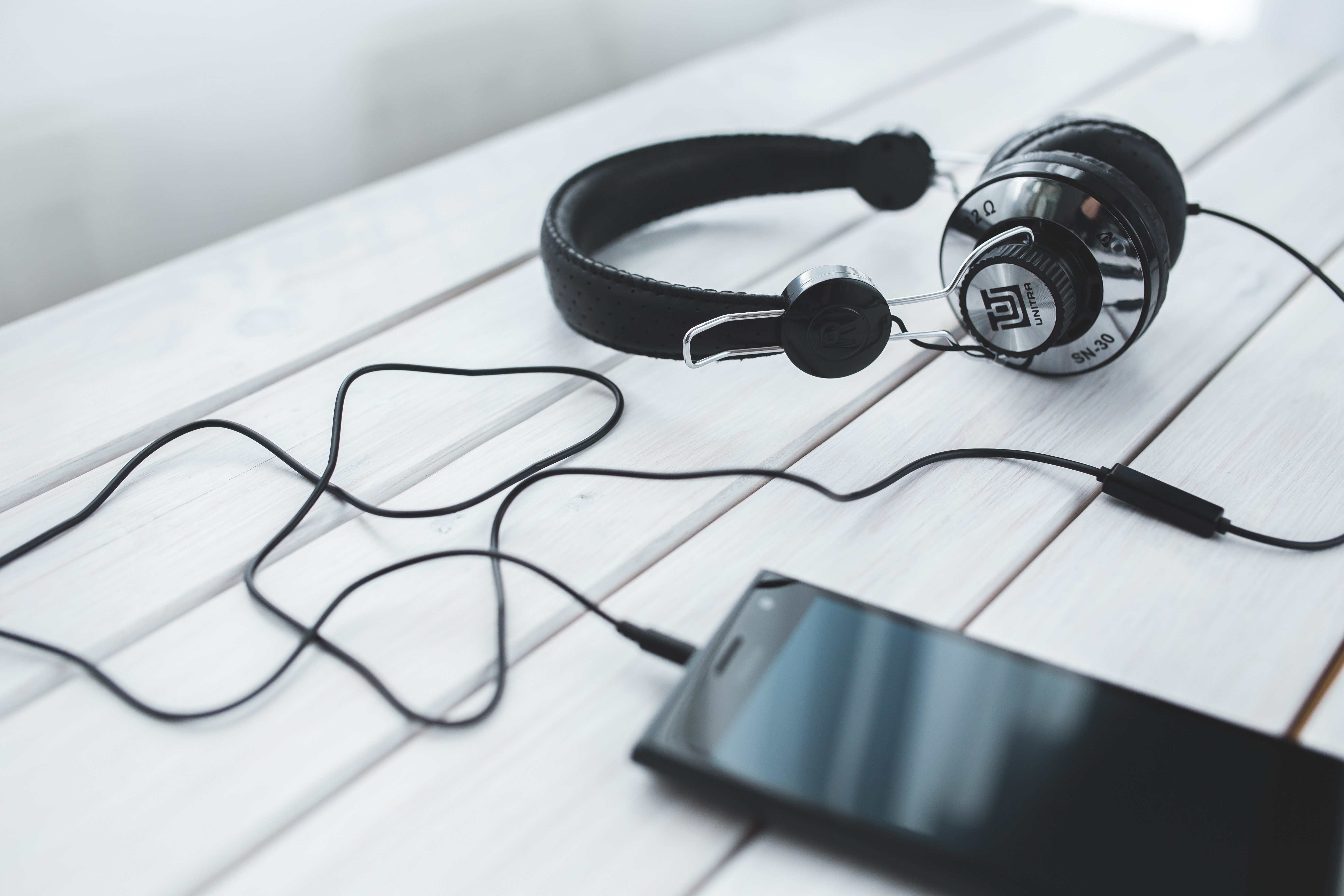 Black vintage headphones with mobile smartphone, Entertainment, Headphones, Listening, Music, HQ Photo