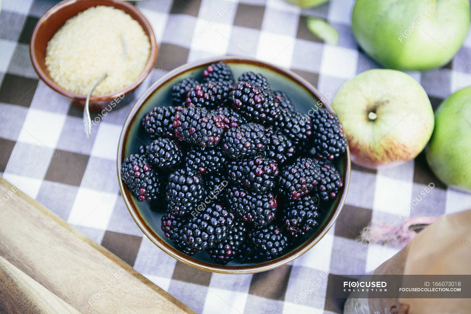 Bowl of fresh picked blackberries on table — Stock Photo | #166073018