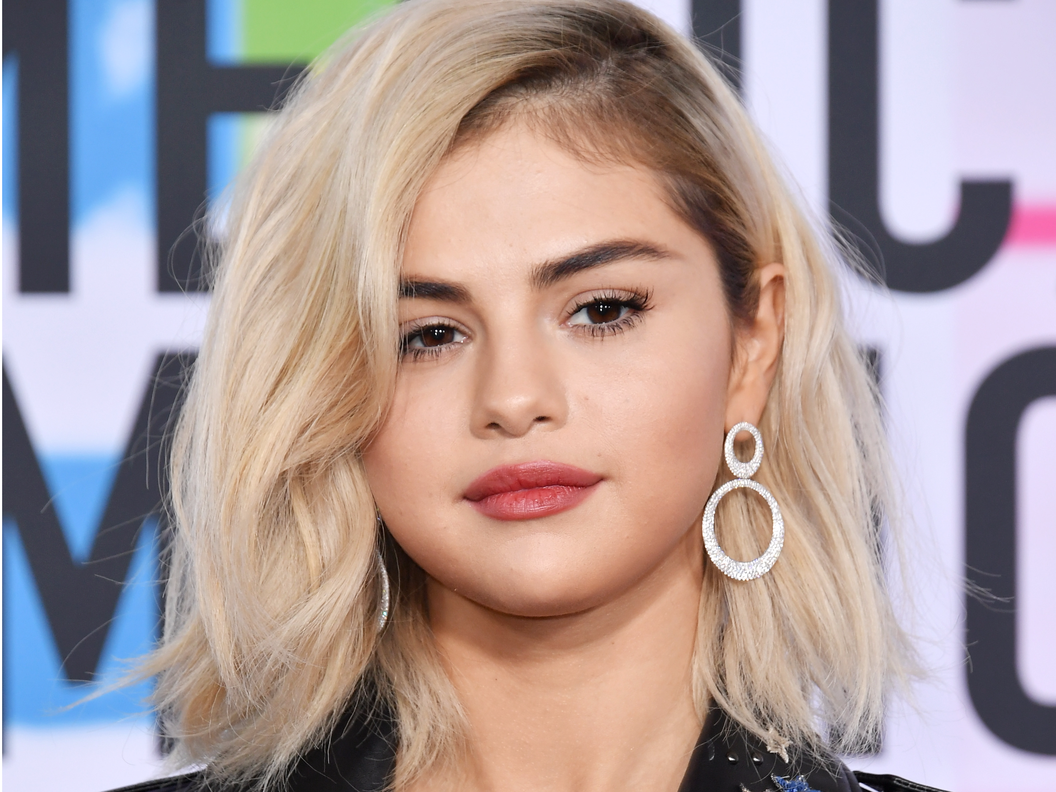 Selena Gomez just went blonde for American Music Awards - Business ...