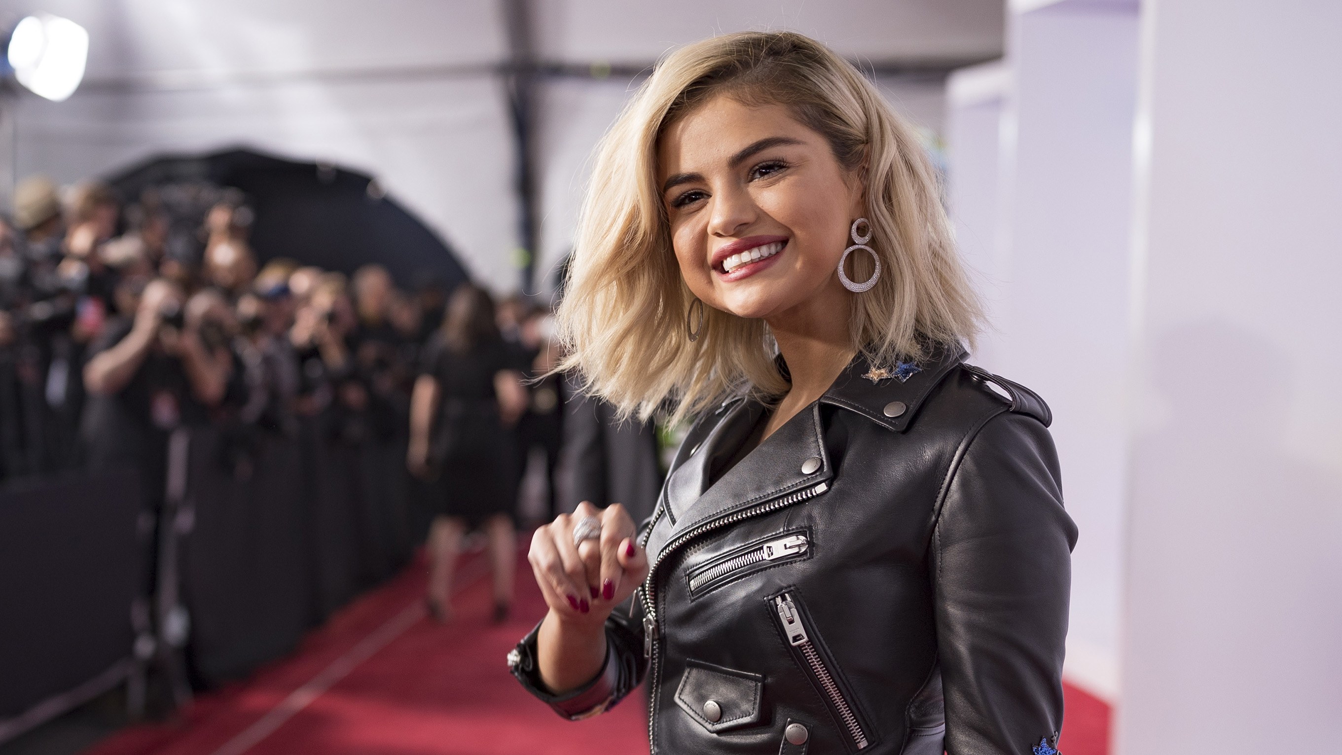 Selena Gomez Is Going To Keep Her Blonde Hair | Teen Vogue