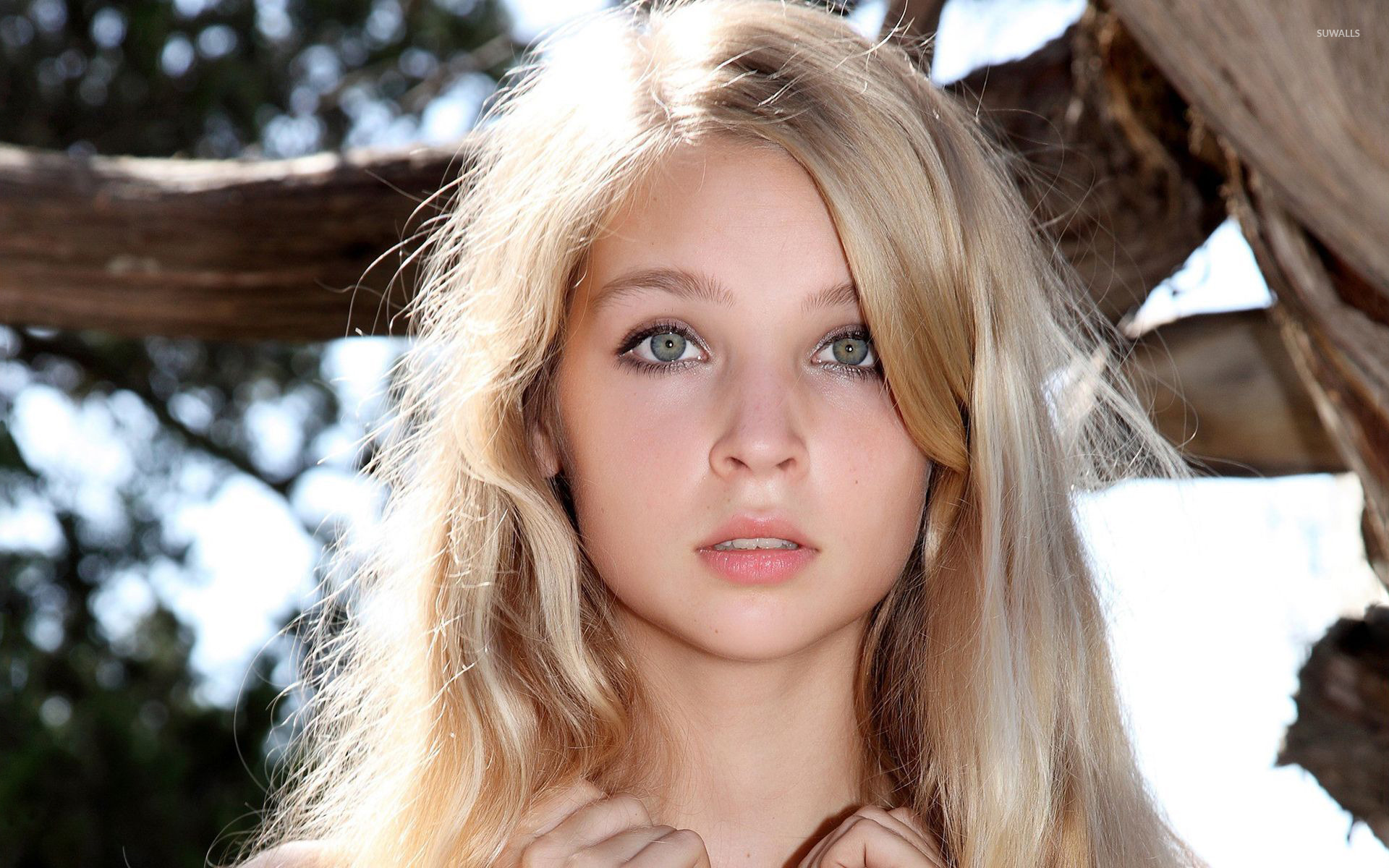 Blonde Teenage Girl with Blue Eyes - wide 5