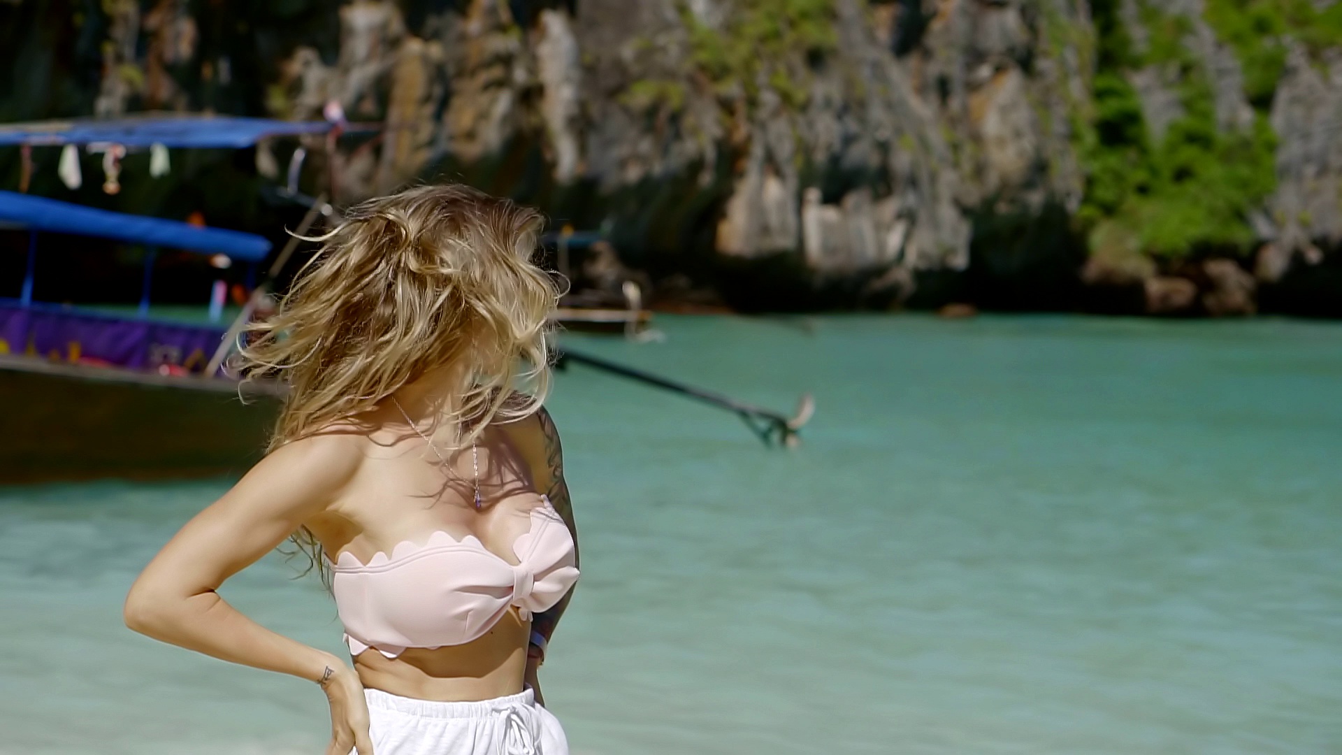 Video: Sexy young blonde is walking in a tropical beach of lagoon ...
