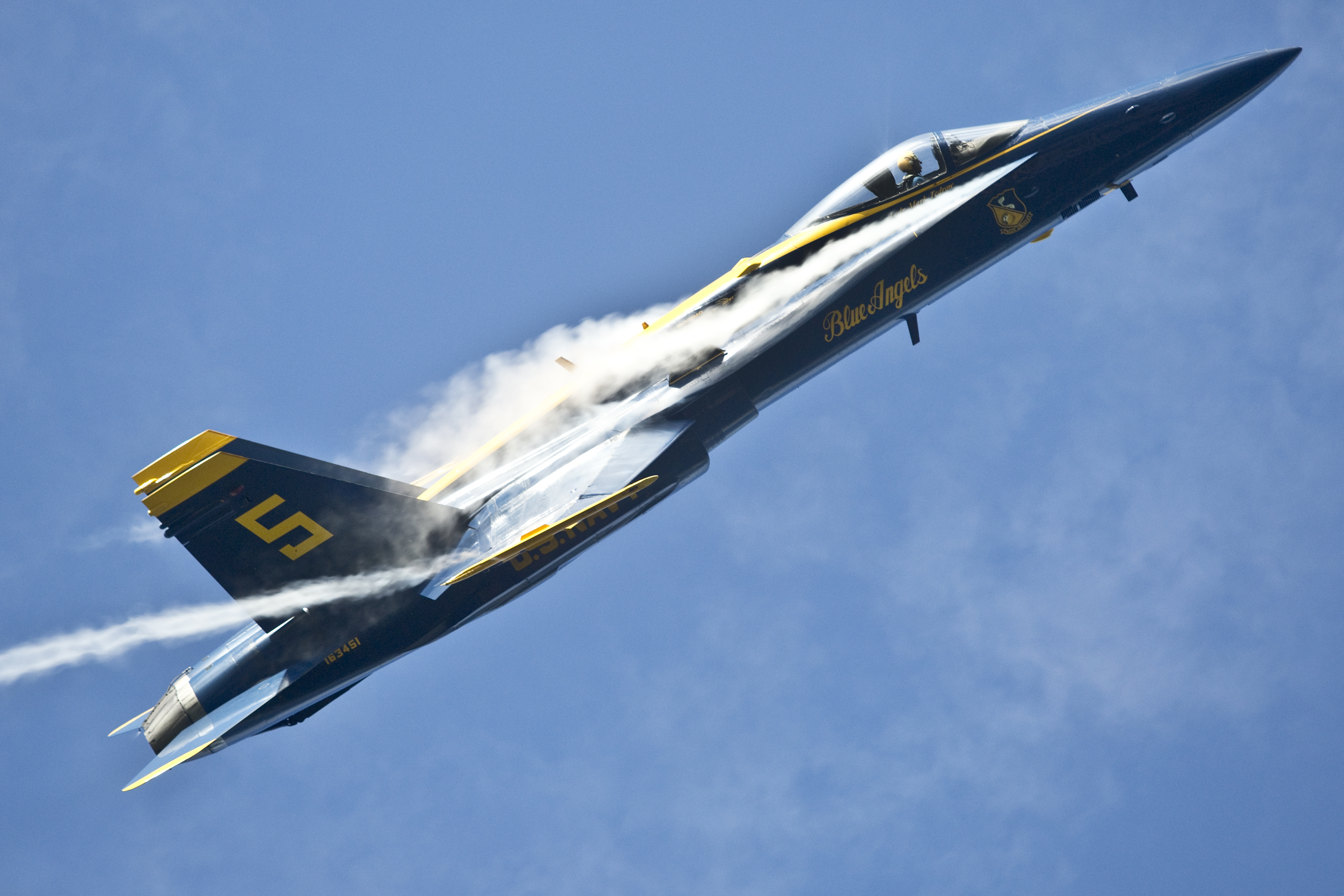 The Aviationist » Awesome photo shows Blue Angels #5 pulling high gs ...