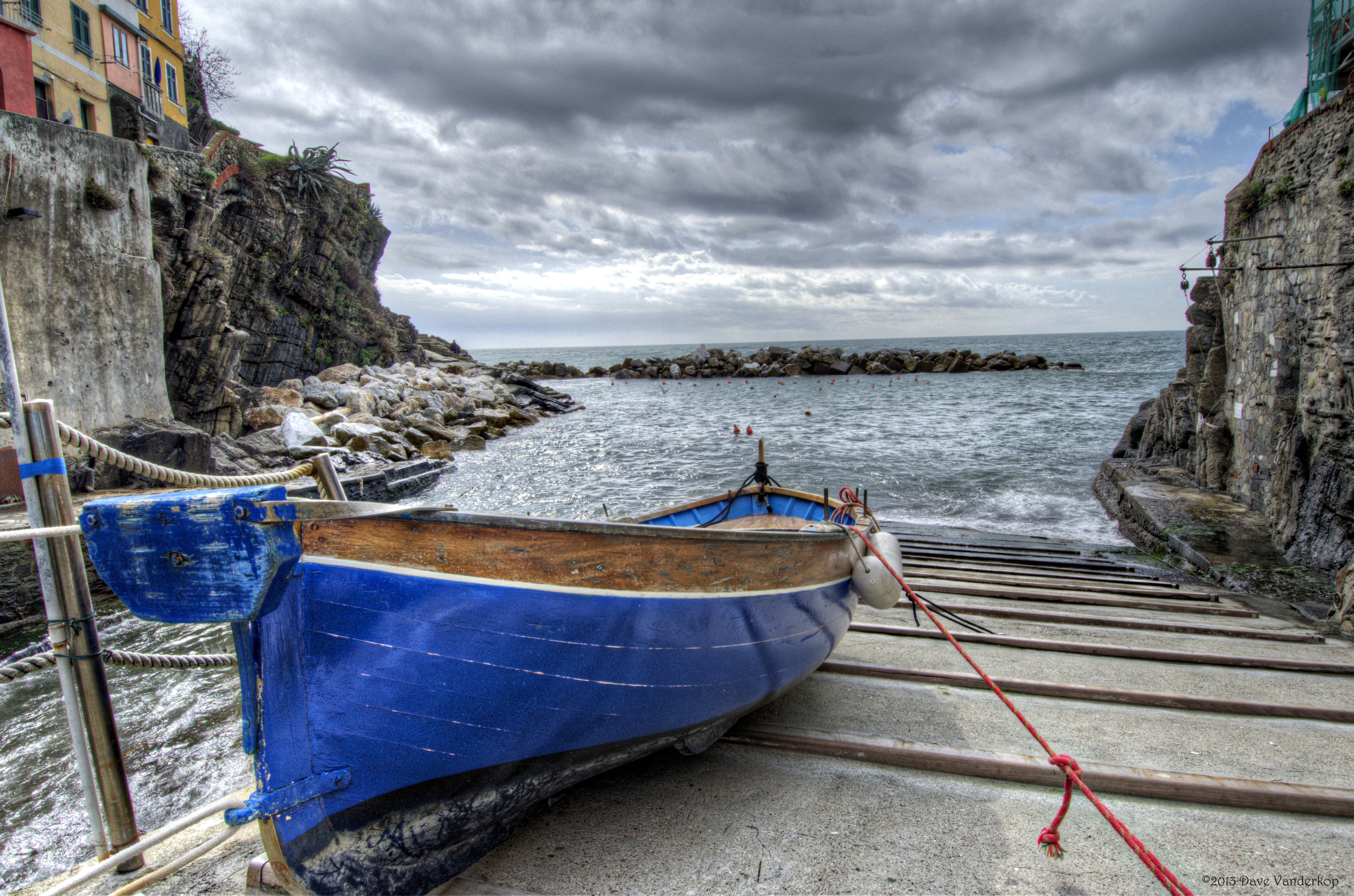 Blue Boat – Cinque Terre | Condofire
