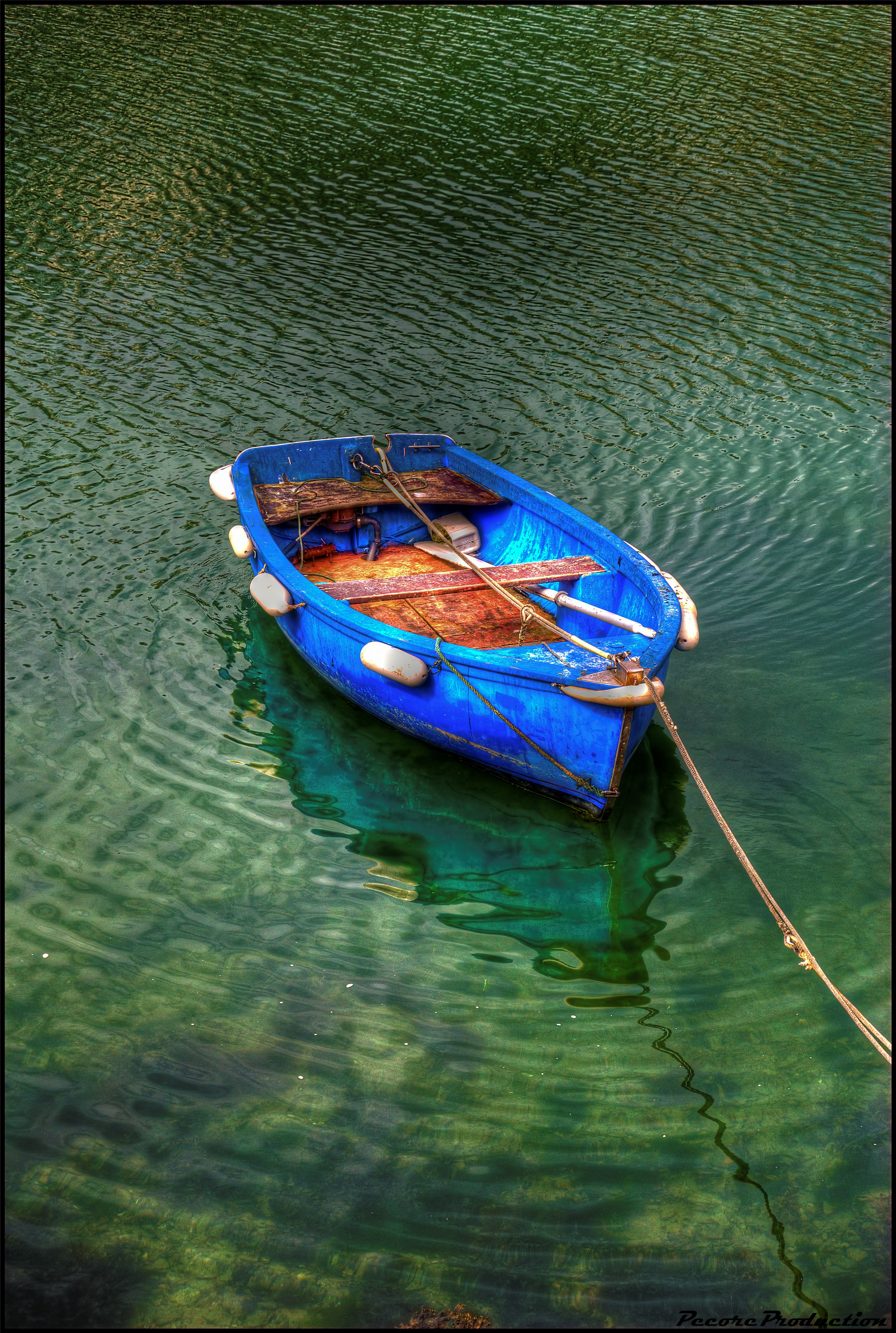 Small blue boat | HDR creme
