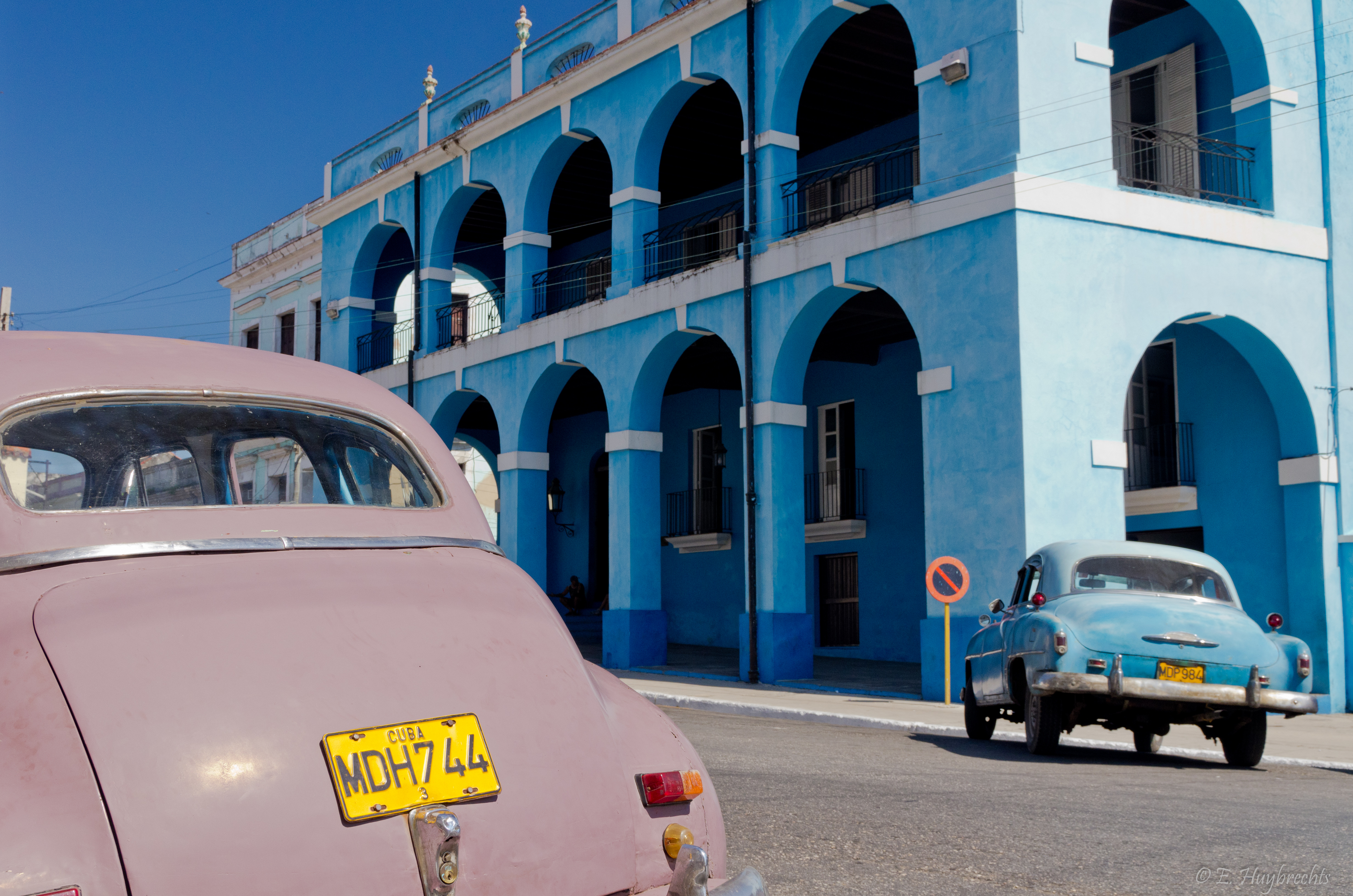 File:2 Old Cars and a blue building, Matanzas, Cuba (5978489954).jpg ...