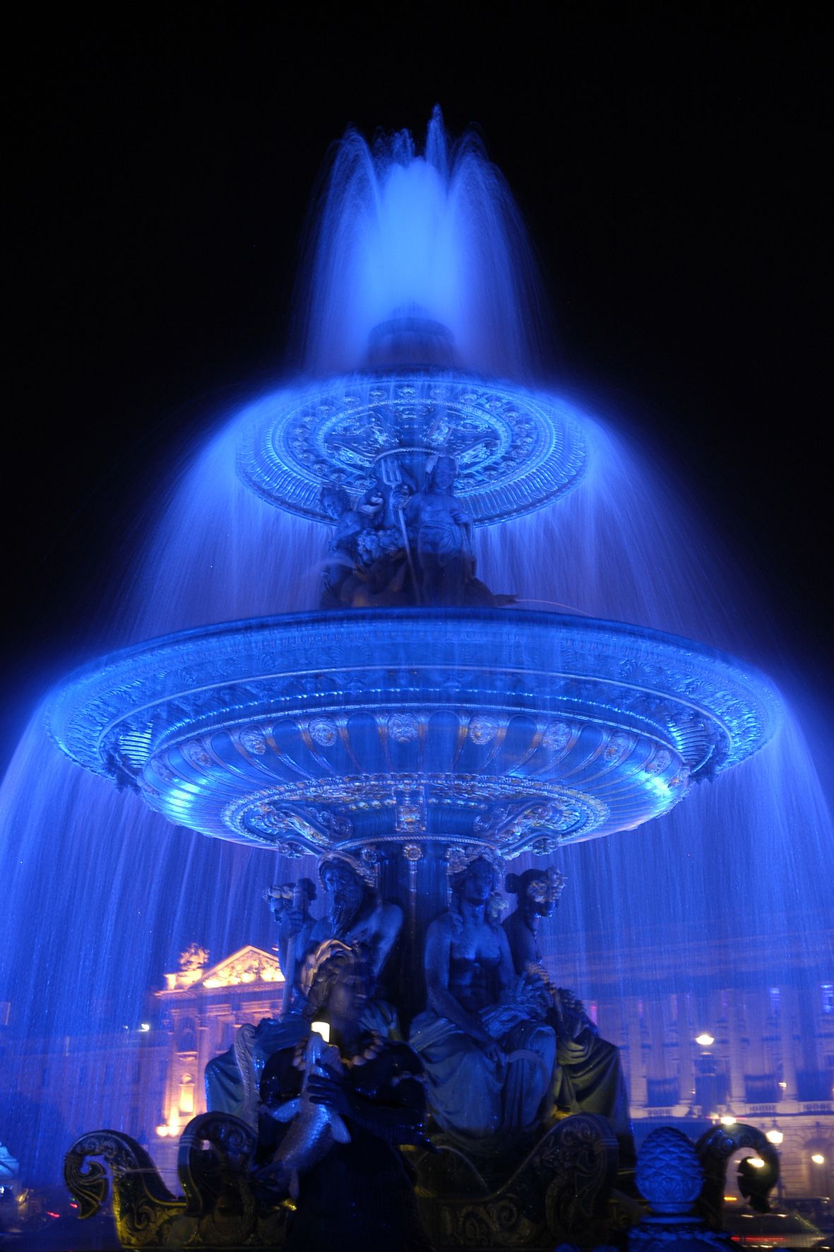 Blue fountain 'Nuit blanche 2006' in Paris, blue fountain on the ...