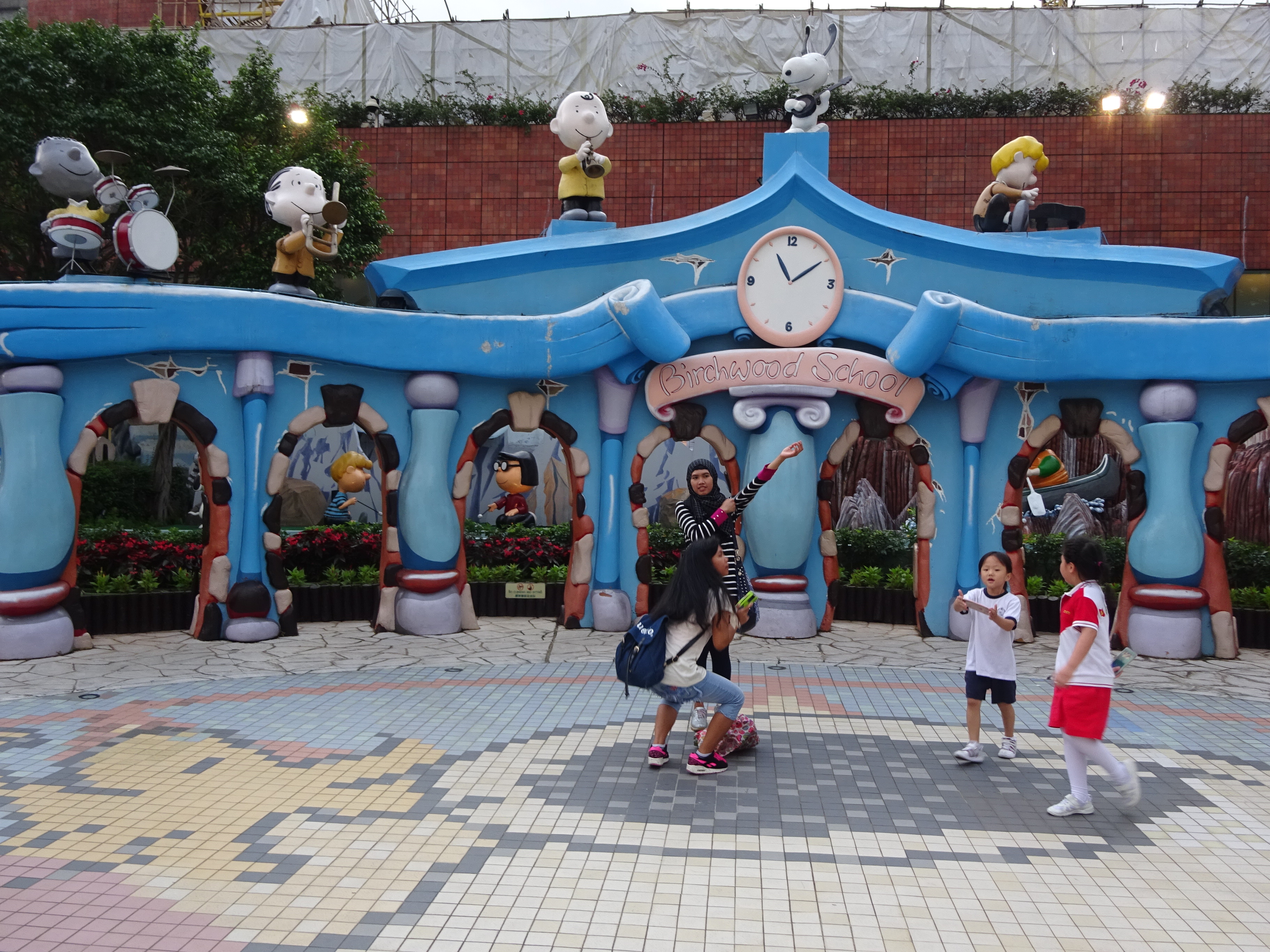 File:HK Shatin 史諾比開心世界 Snoopy's World blue gate sign n ...
