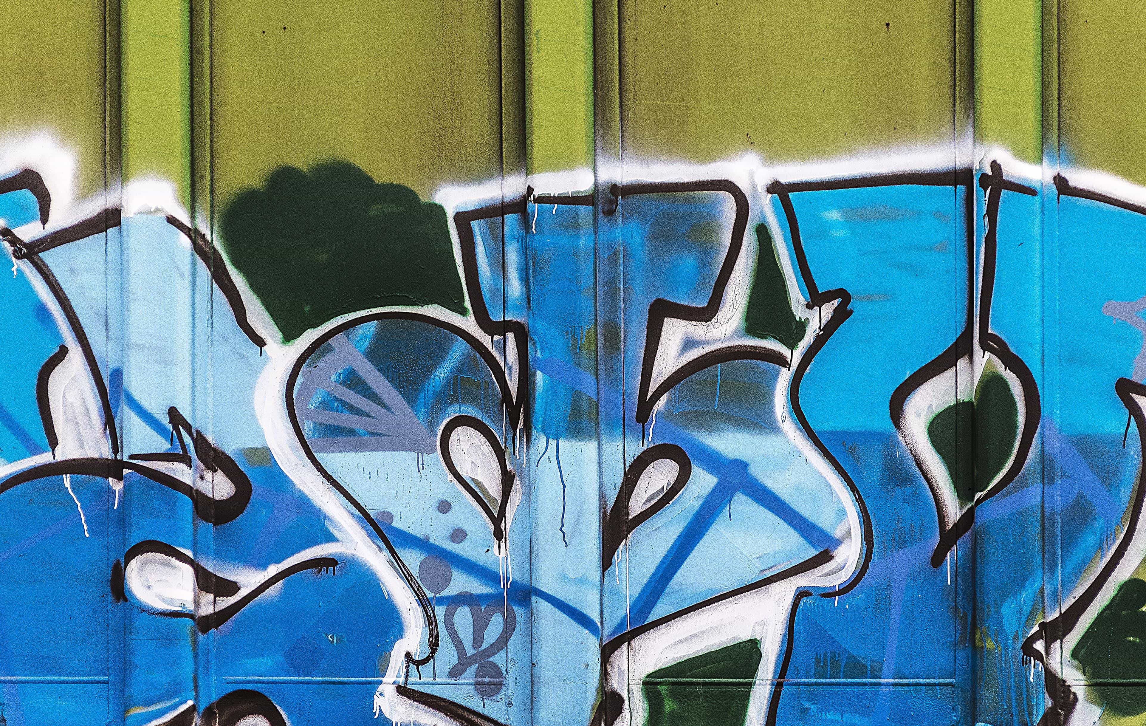 Вертикальное голубое граффити