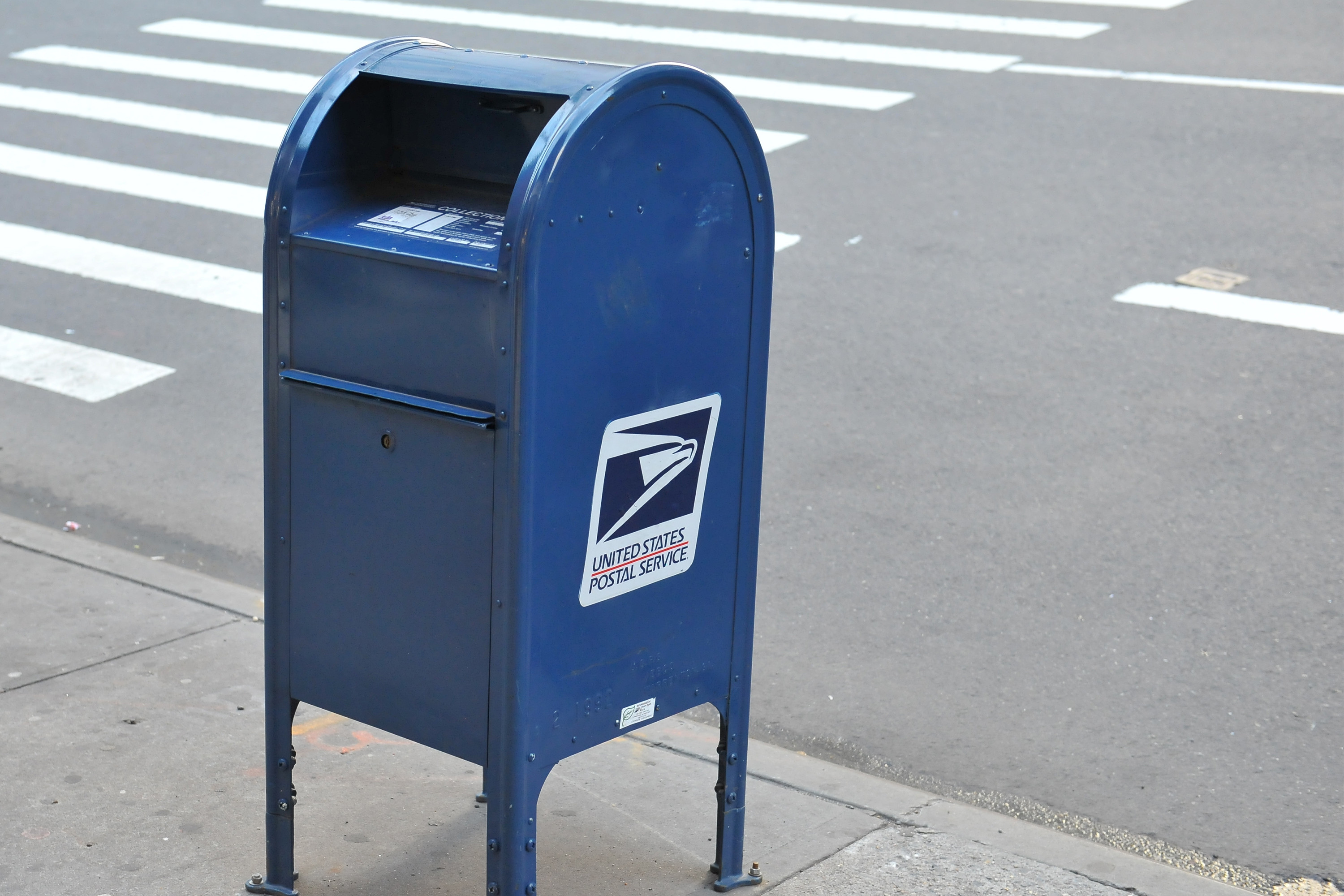 Cops want you to stop mailing checks using blue postal boxes