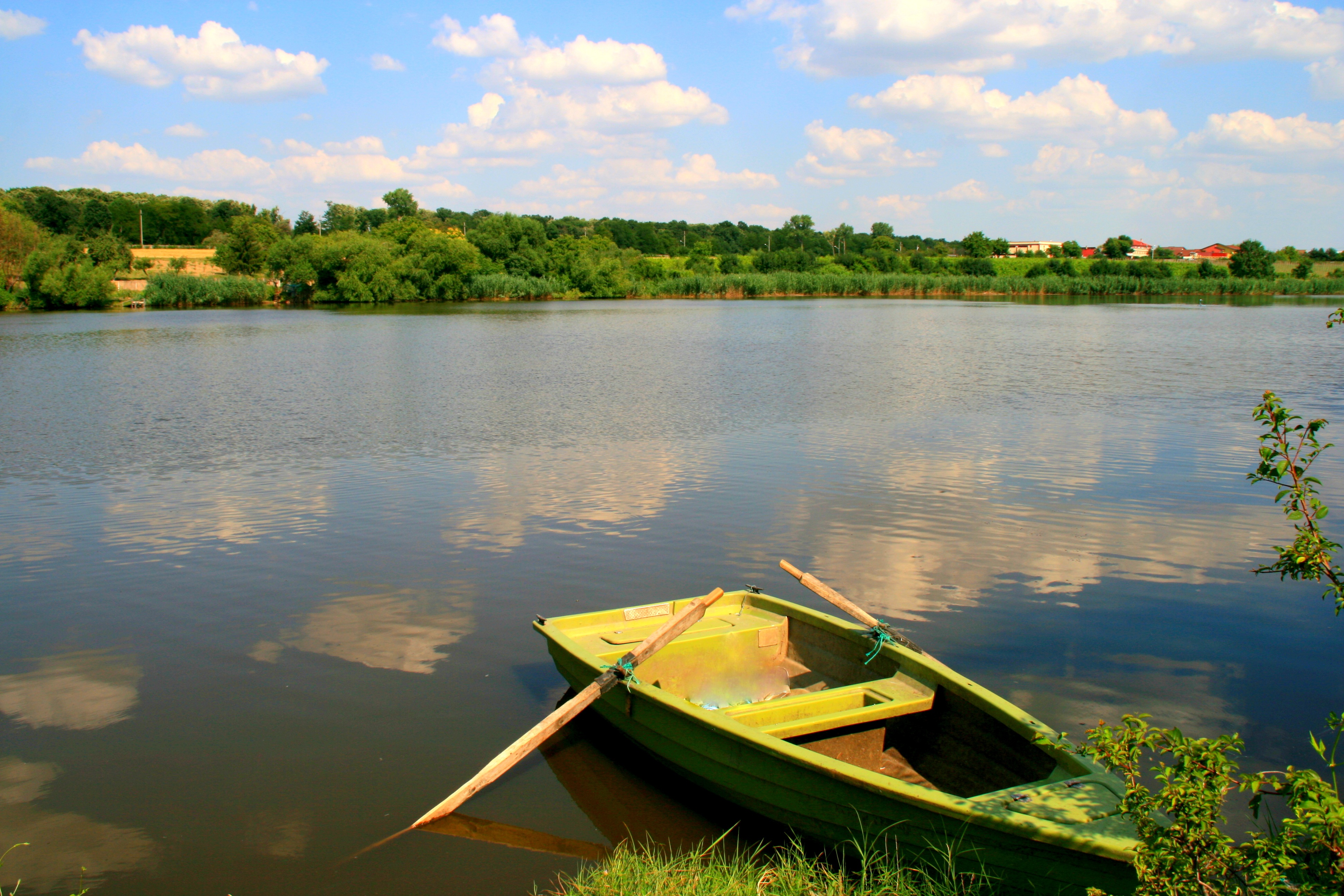 Можно ли на лодке на озере. Весельная лодка на озере. Озеро лодочка Ульяновского района. Веденское озеро с лодки.