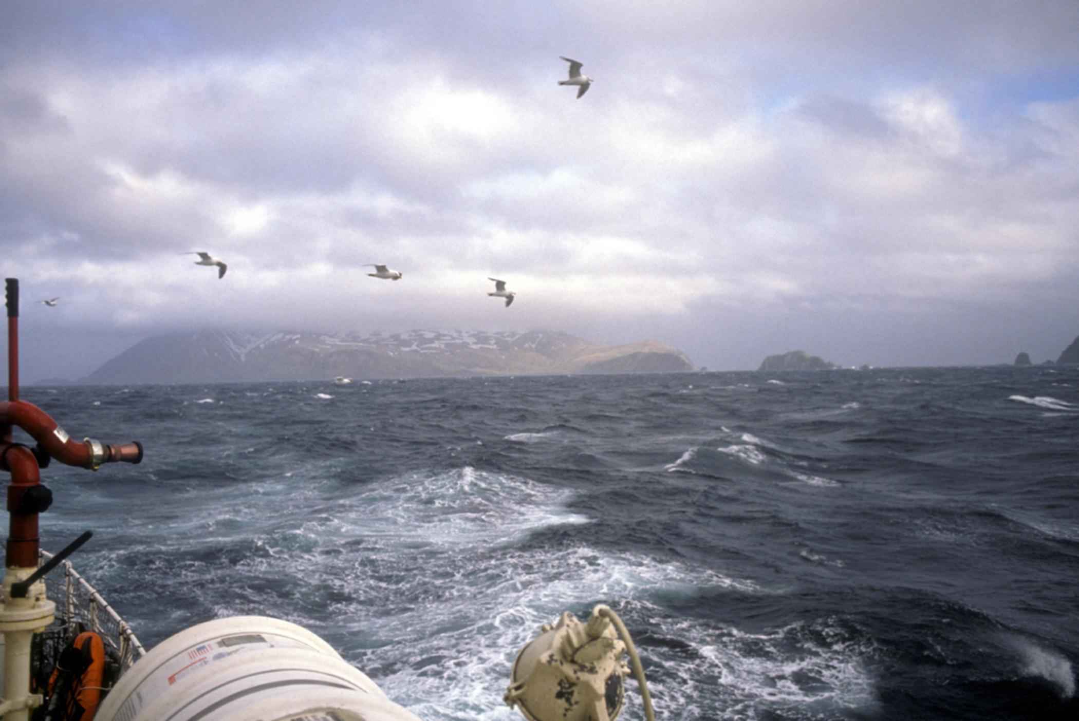 File:Boat in storm at sea.jpg - Wikimedia Commons