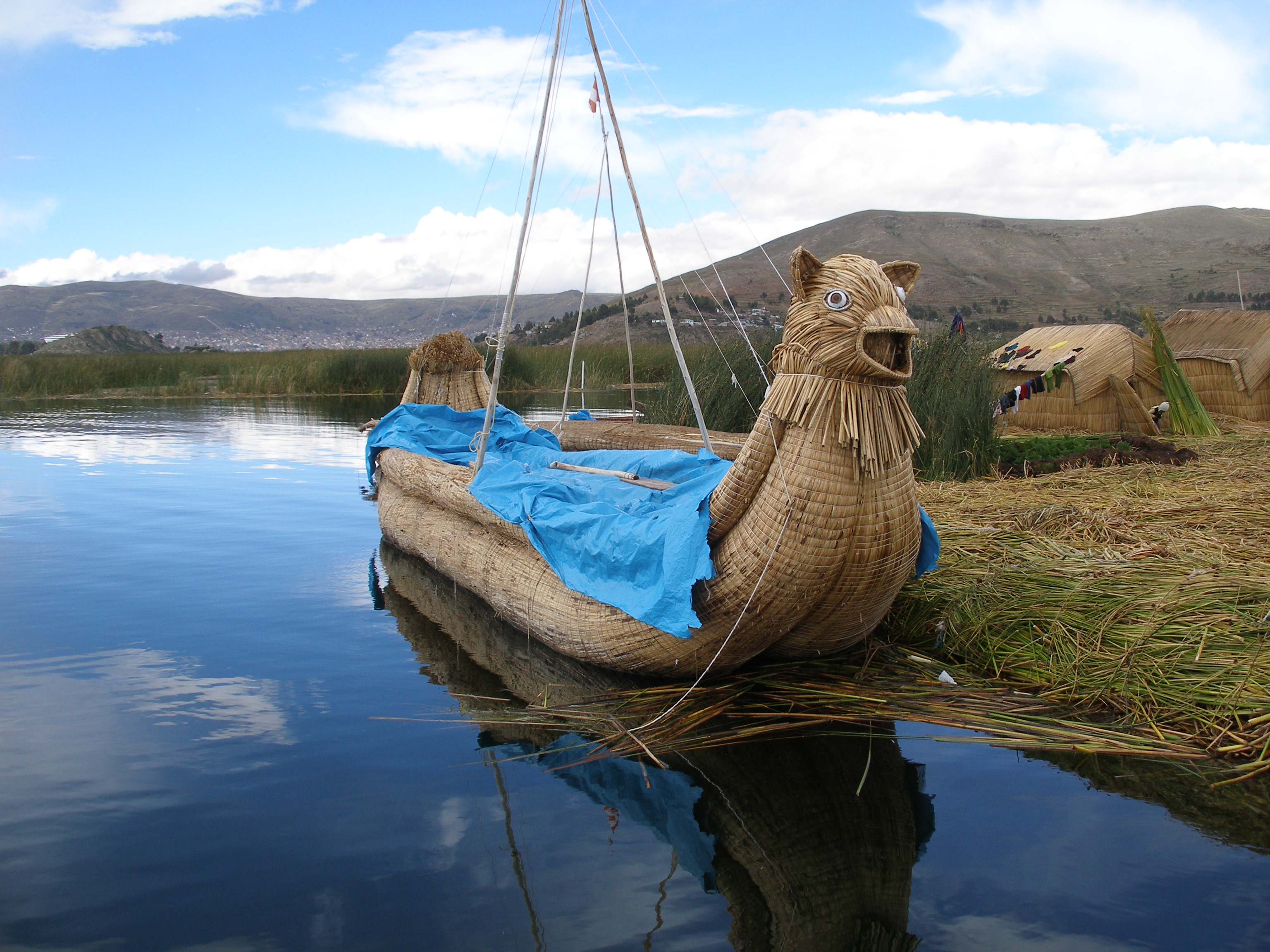 File:Reed Islands of Lake Titicaca -b.jpg - Wikimedia Commons