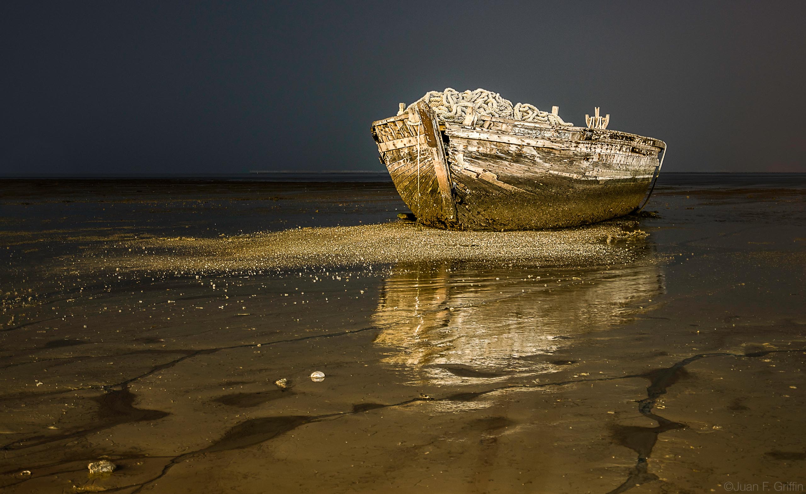 Old boat on Pattaya seashore - Juan F. Griffin