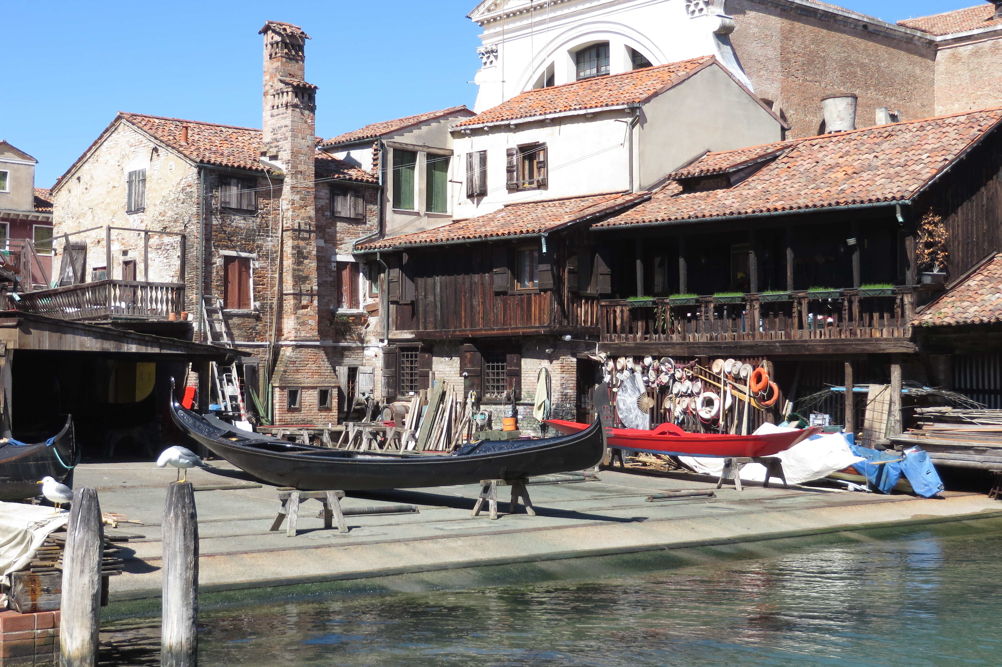 File:Gondola boatyard San Trovaso Venice 2.jpg - Wikimedia Commons