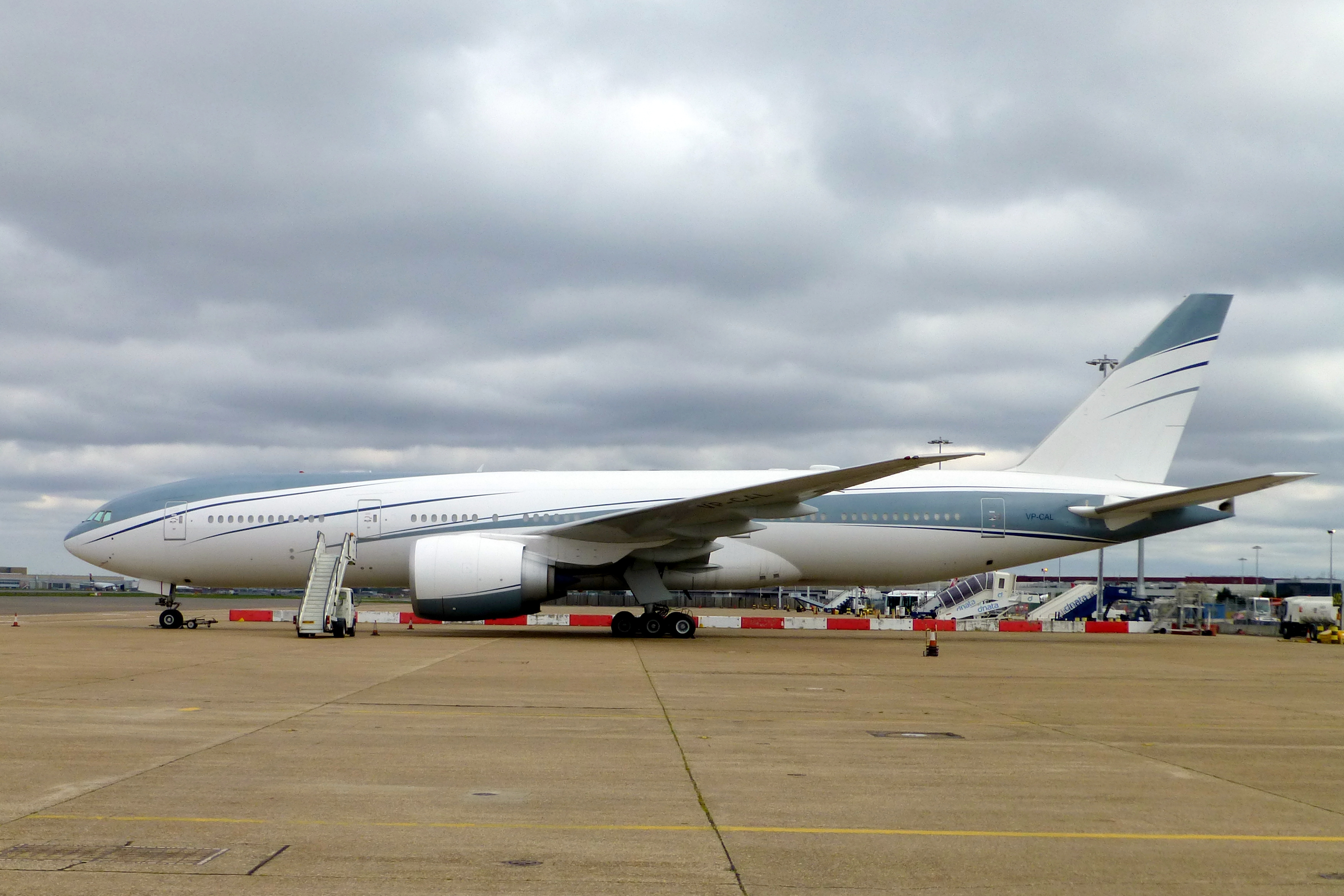 File:Boeing 777-200LR VIP (VP-CAL) at LHR.jpg - Wikimedia Commons