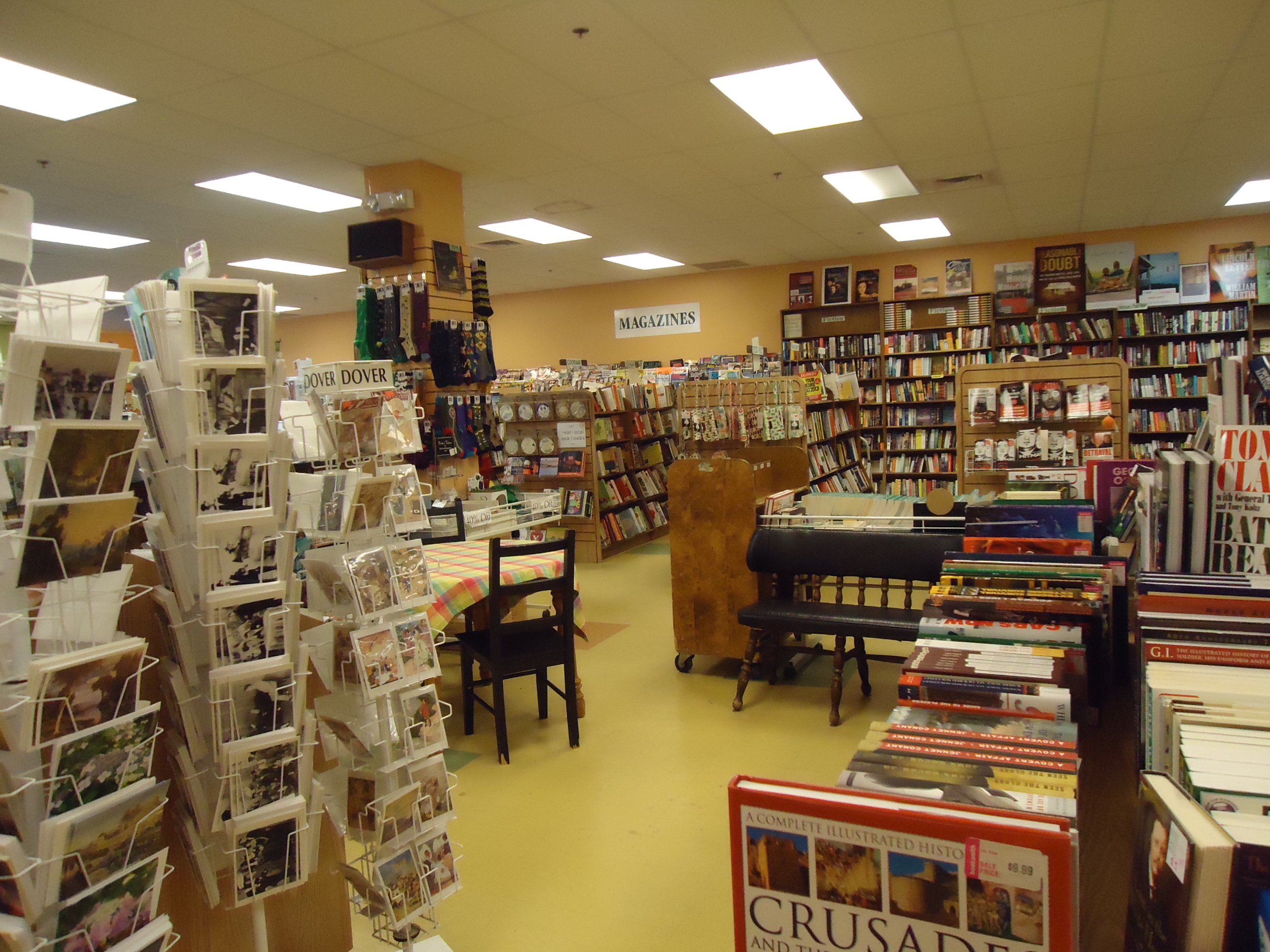More books shop. Книжная полка в магазине. Книжный экран. Фотография в книжном магазине. Полка с книгами в магазине.