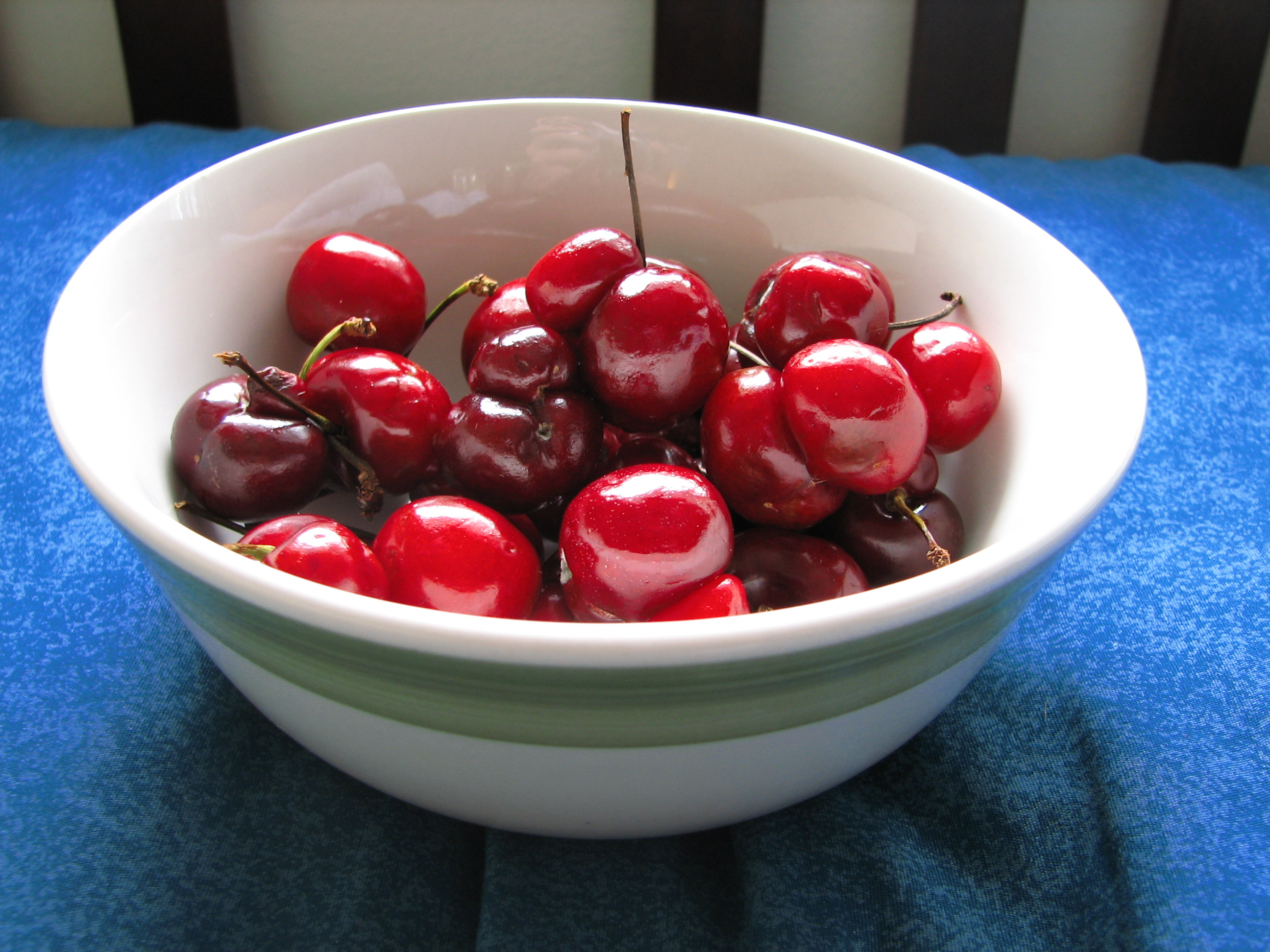 File:Bowl of cherries with colours enhanced.jpg - Wikimedia Commons