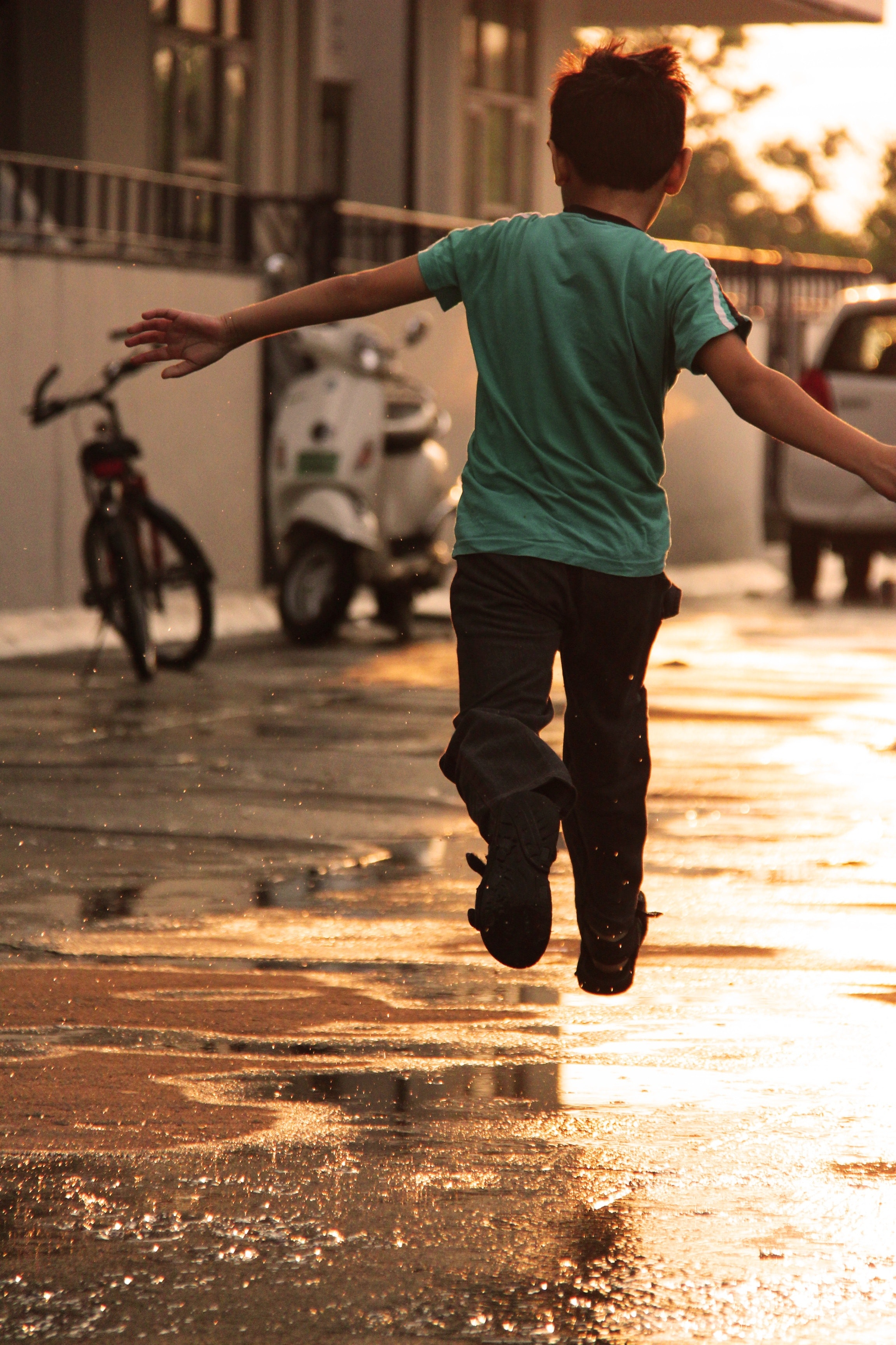 Boy in Green T Shirt Running on Wet Road during Daytime, Boy, Child, Fun, Jumping, HQ Photo