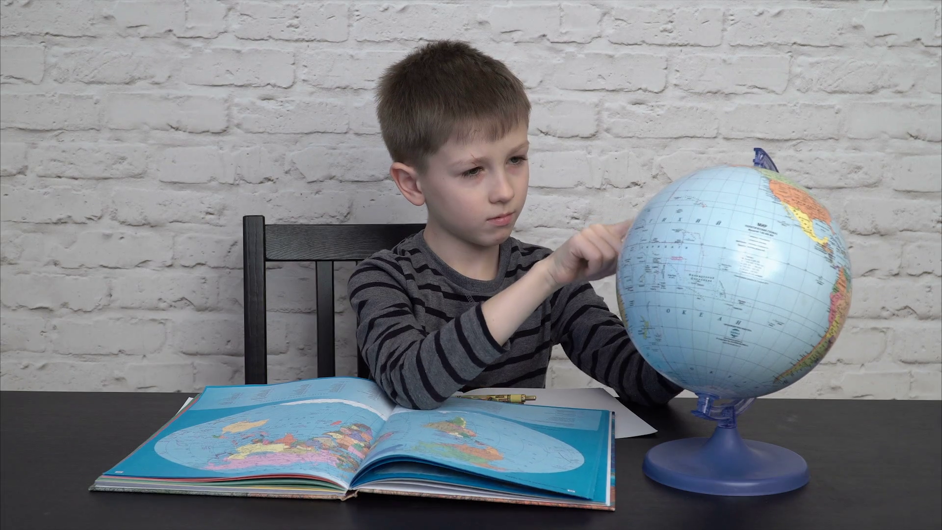 Little boy learning geography - looking at maps and the globe Stock ...