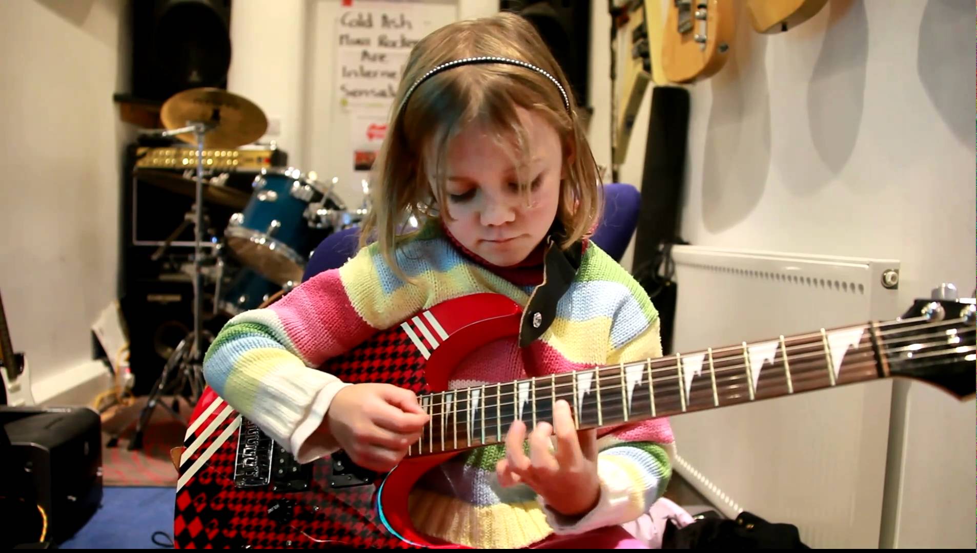 7 year old Mini Band guitarist Zoe Thomson plays Sweet Child O Mine ...