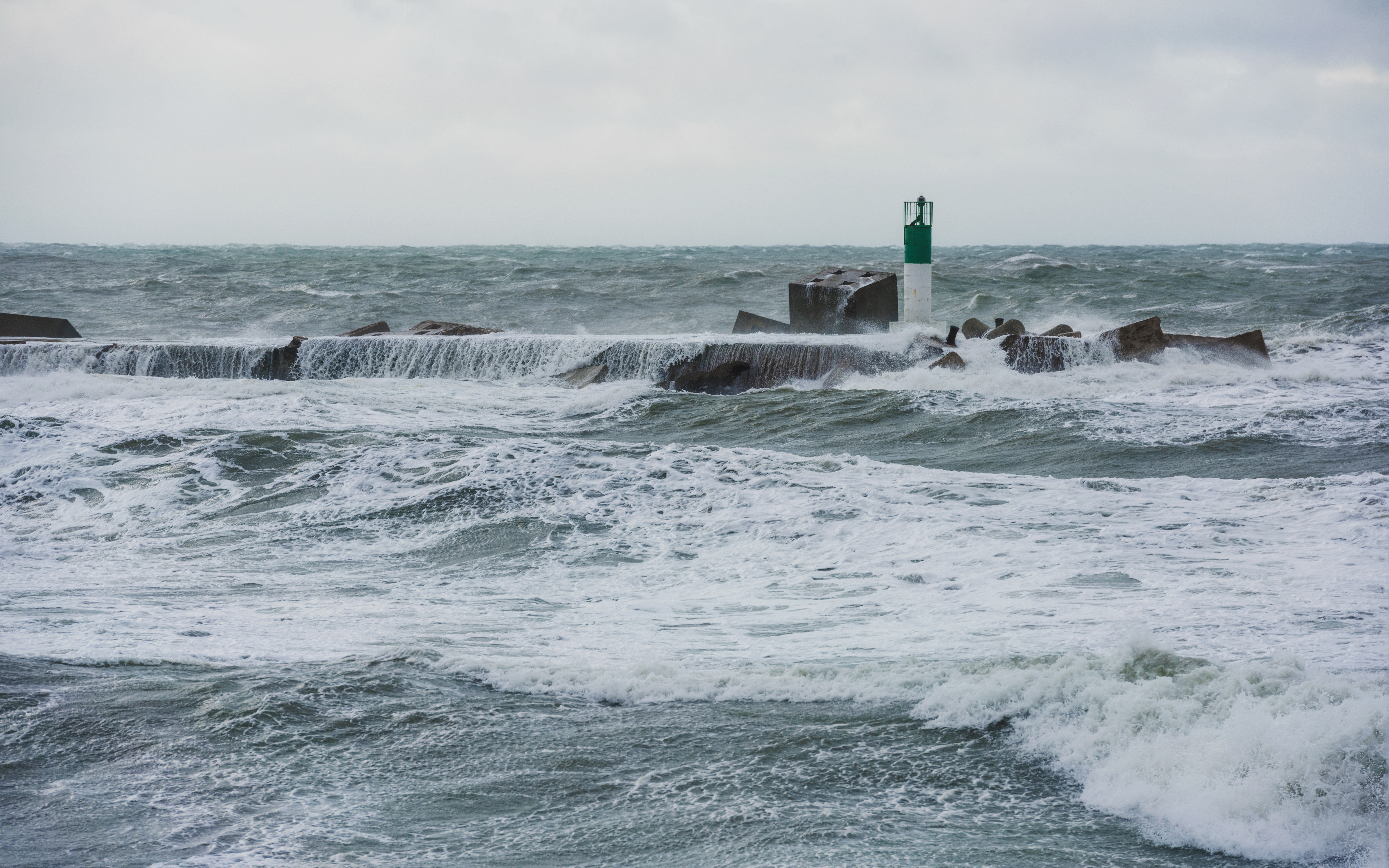 File:Breaking waves, Sète cf01.jpg - Wikimedia Commons