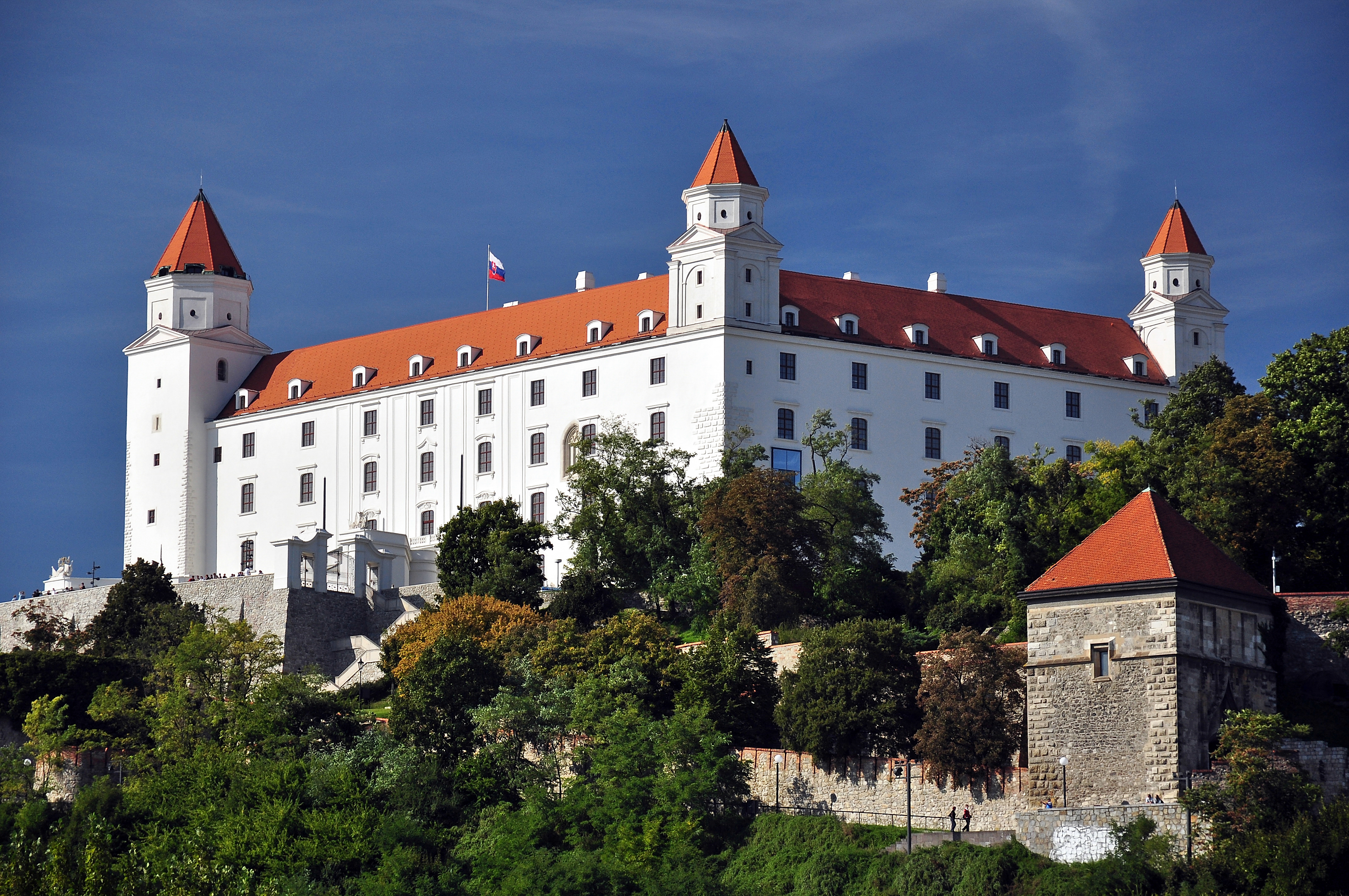 File:Bratislava, Hrad, Slovensko.jpg - Wikimedia Commons