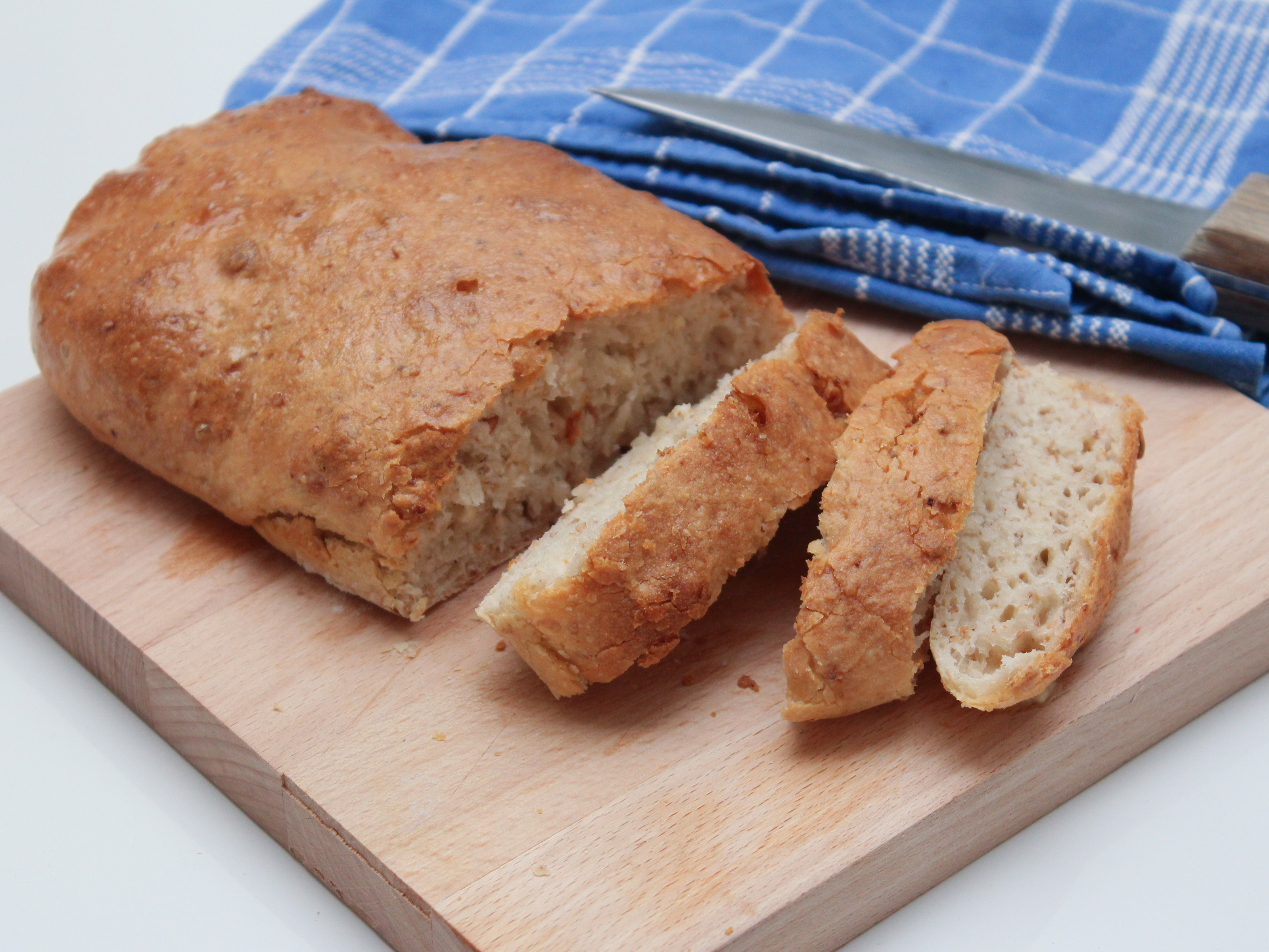 How to Bake Oatmeal Bread With Honey Using a Bread Machine