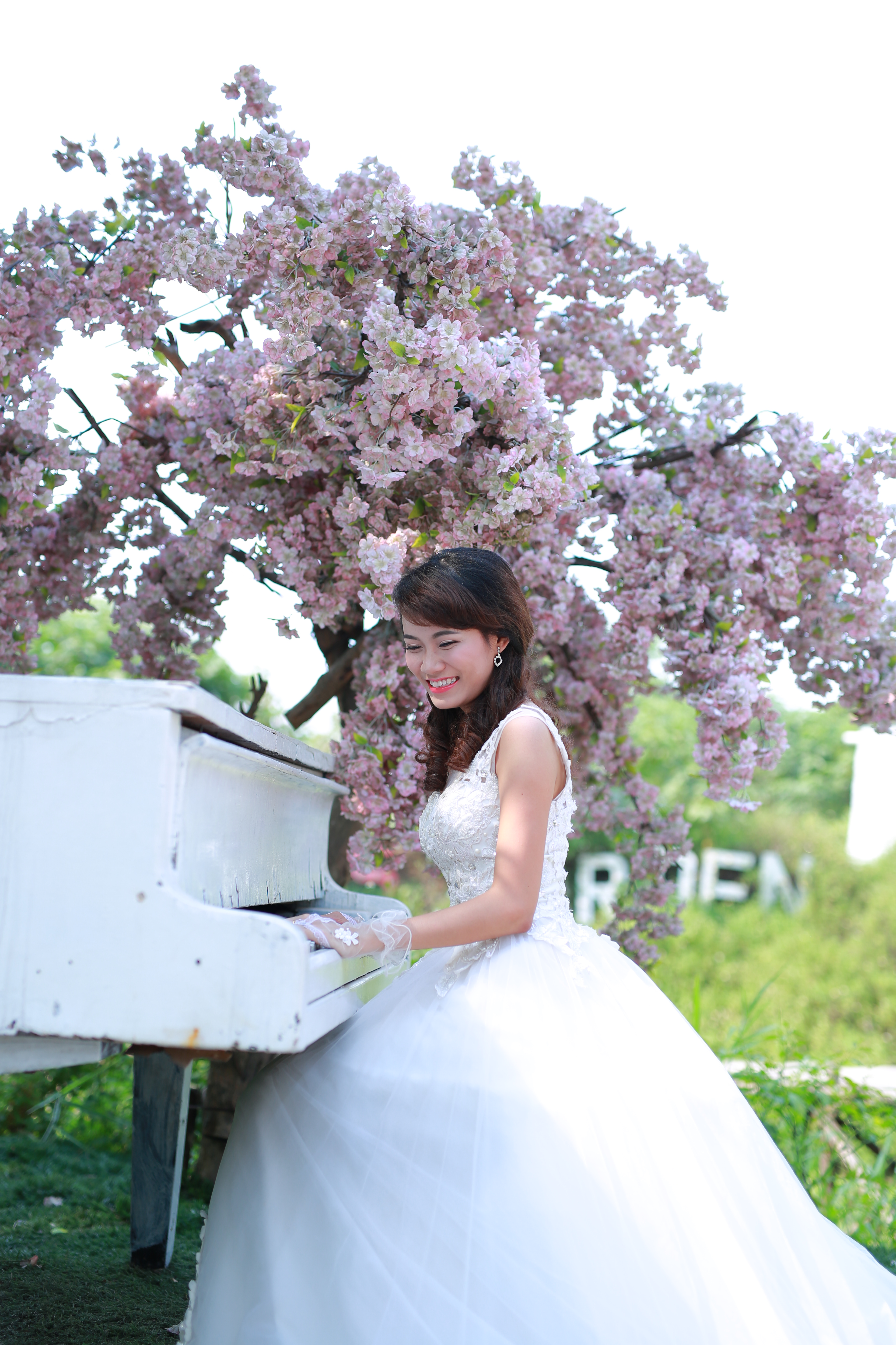Bride playing the piano, Bride, Happy, Love, Marriage, HQ Photo