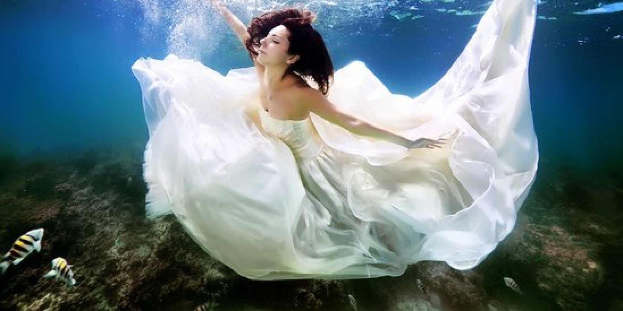 Brides Literally Take The Plunge For Stunning Underwater Portraits ...