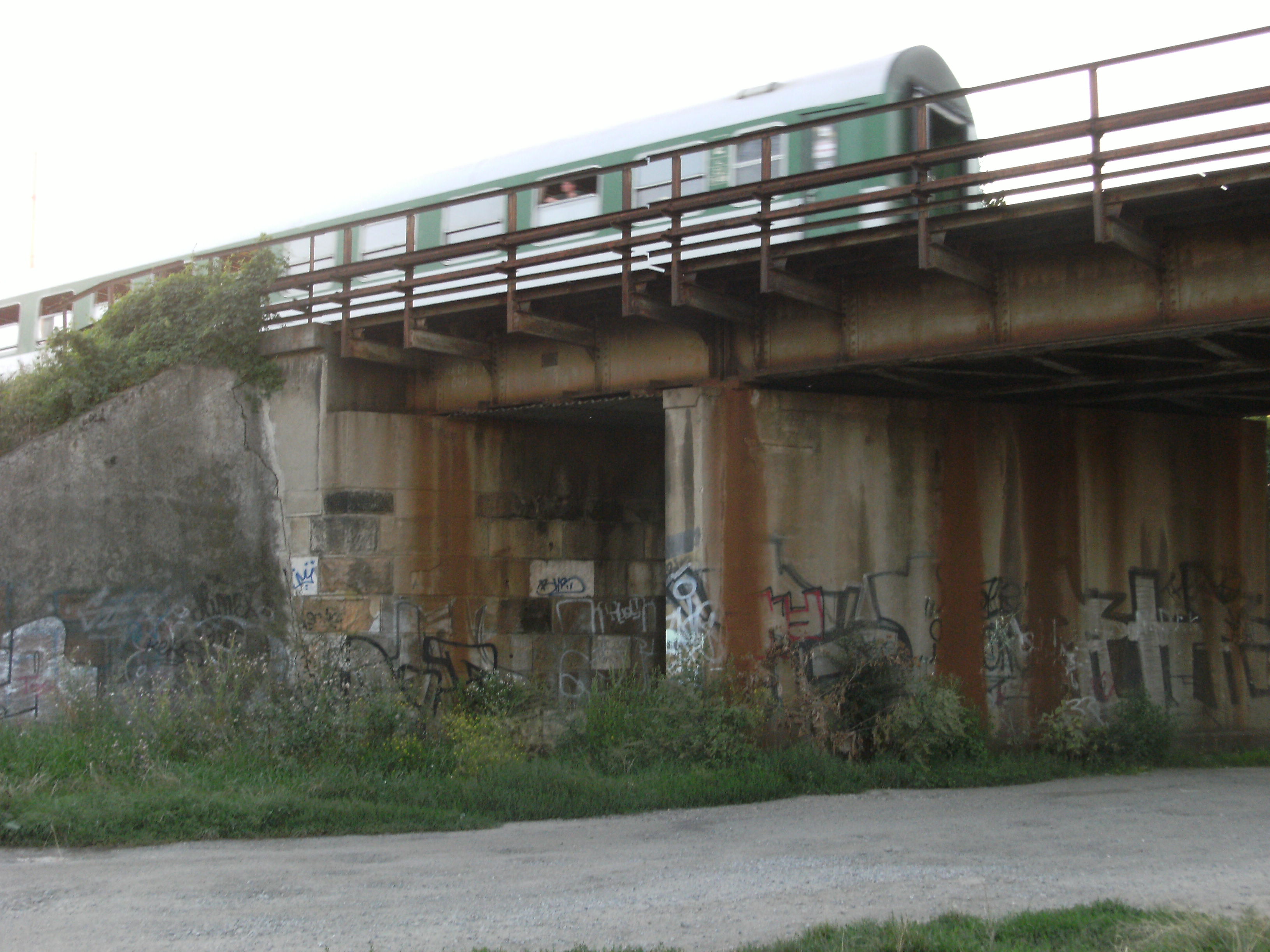 File:Bridge, graffiti, train, Brno.JPG - Wikimedia Commons