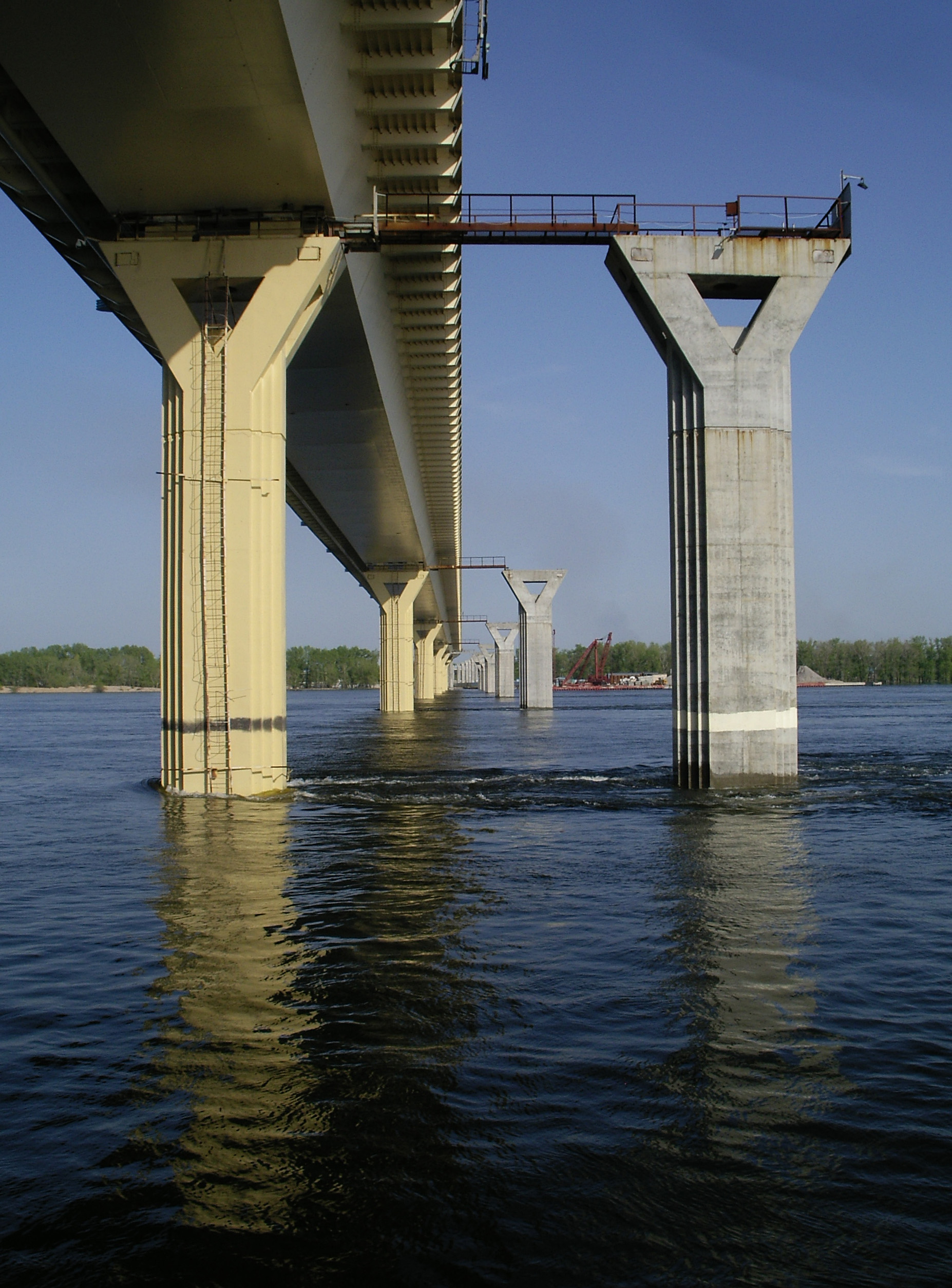File:Pillars of Volgograd bridge.JPG - Wikimedia Commons