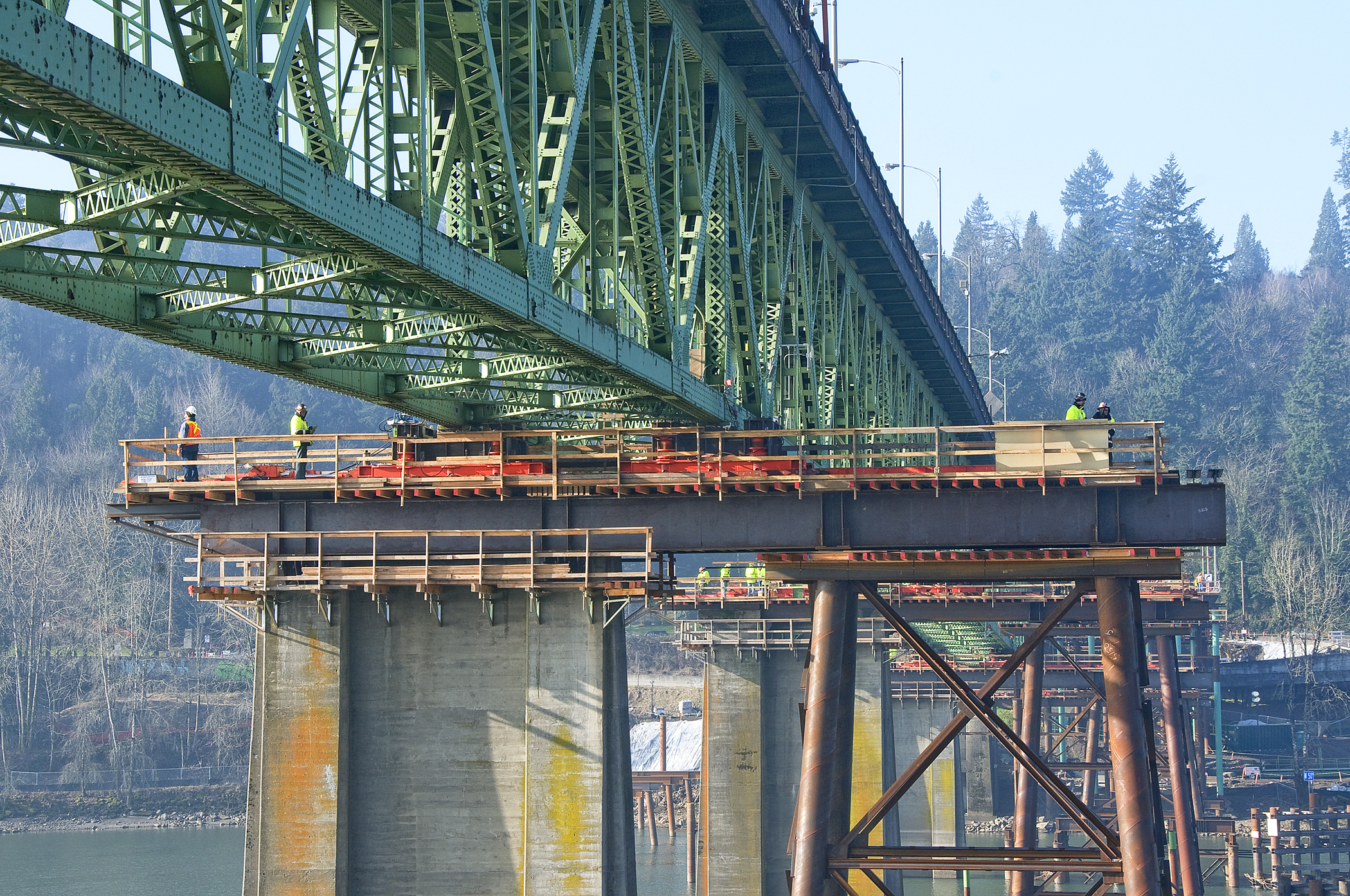 File:Sellwood Bridge being slid onto temporary support structure.jpg ...