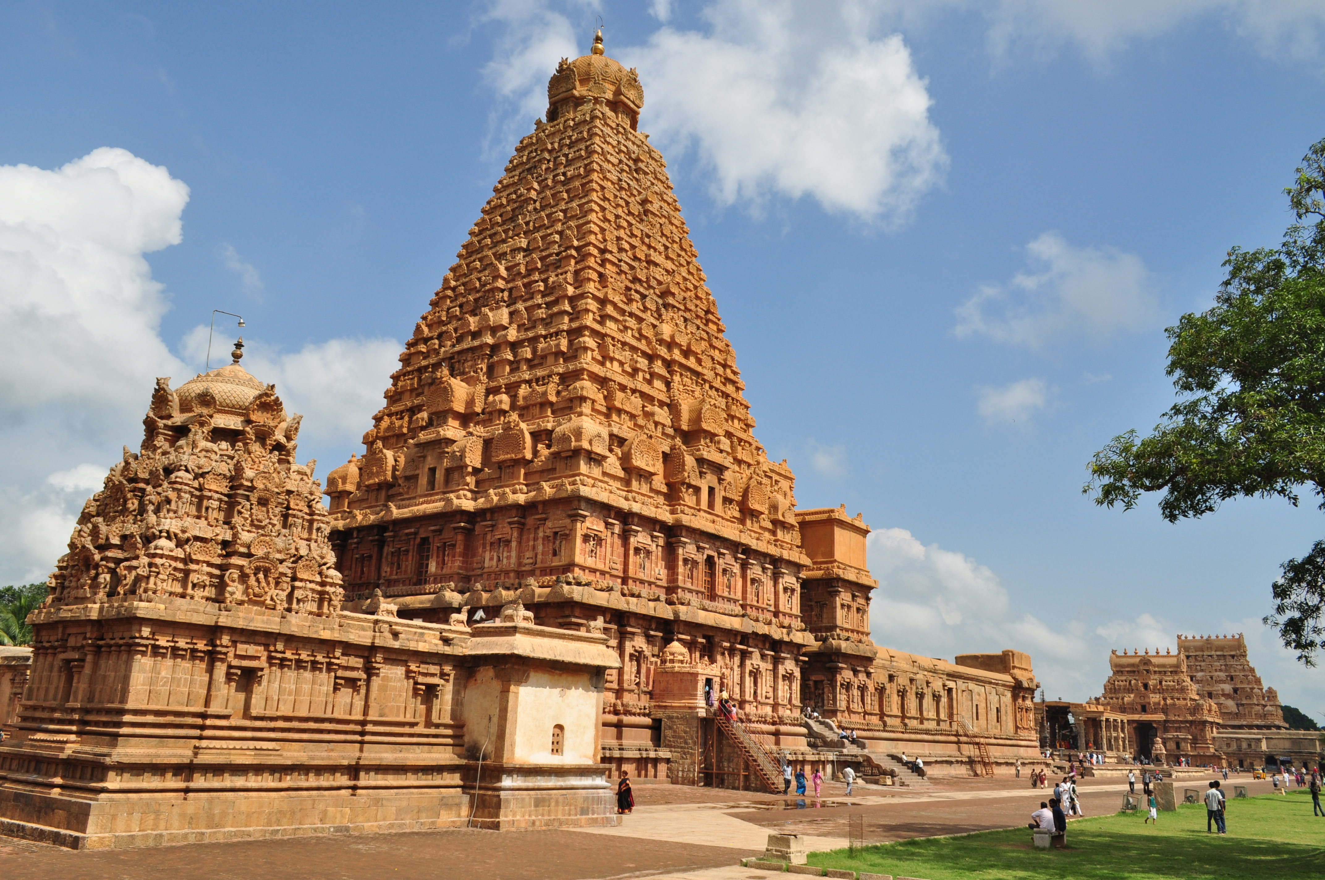 File:Brihadeeswarar Temple view 1.JPG - Wikimedia Commons