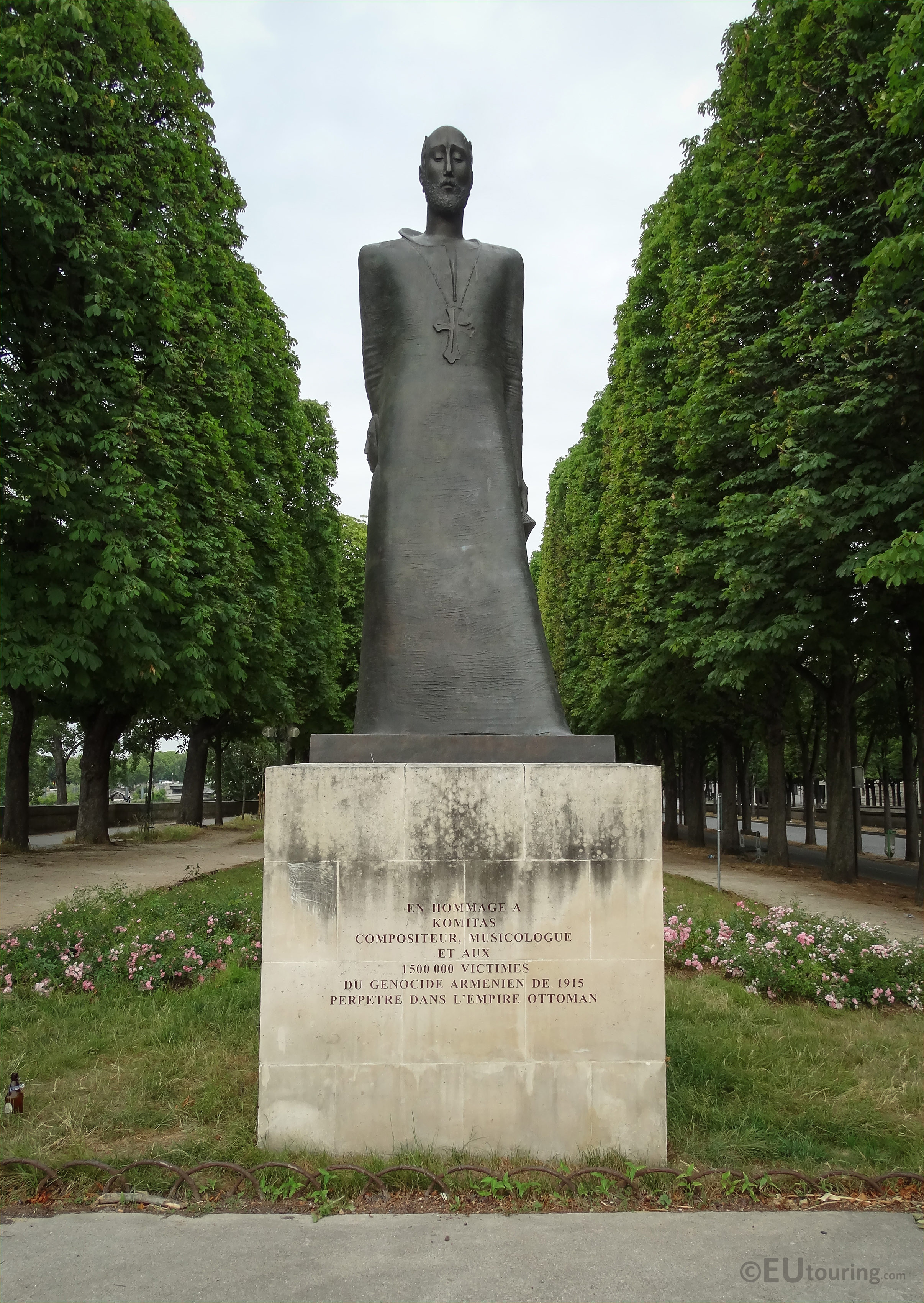Photos of bronze Monument to Komitas in Jardin d'Erevan - Page 493