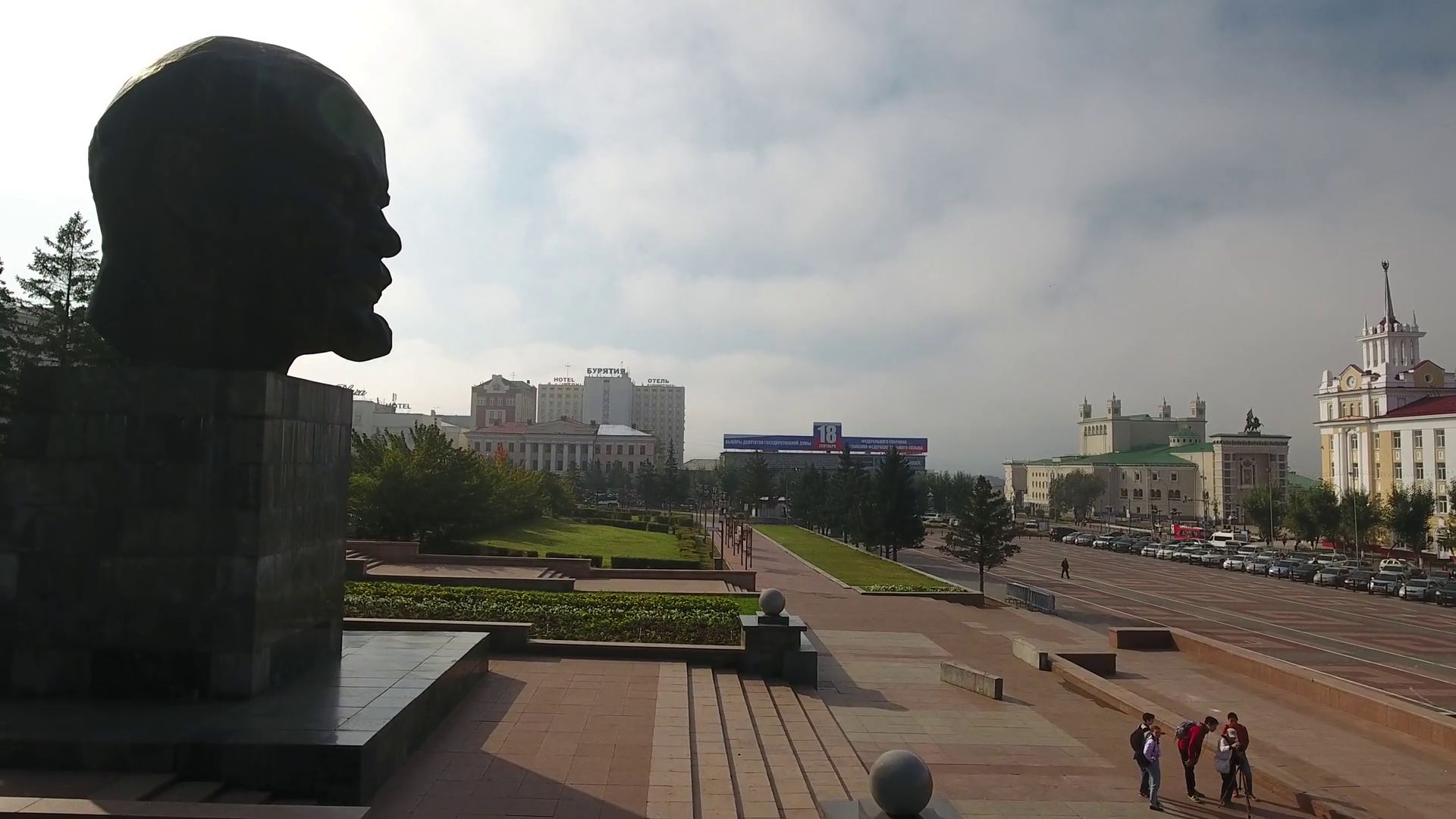 Monument to Lenin The greatest Bronze sculpture of head Lenin ...