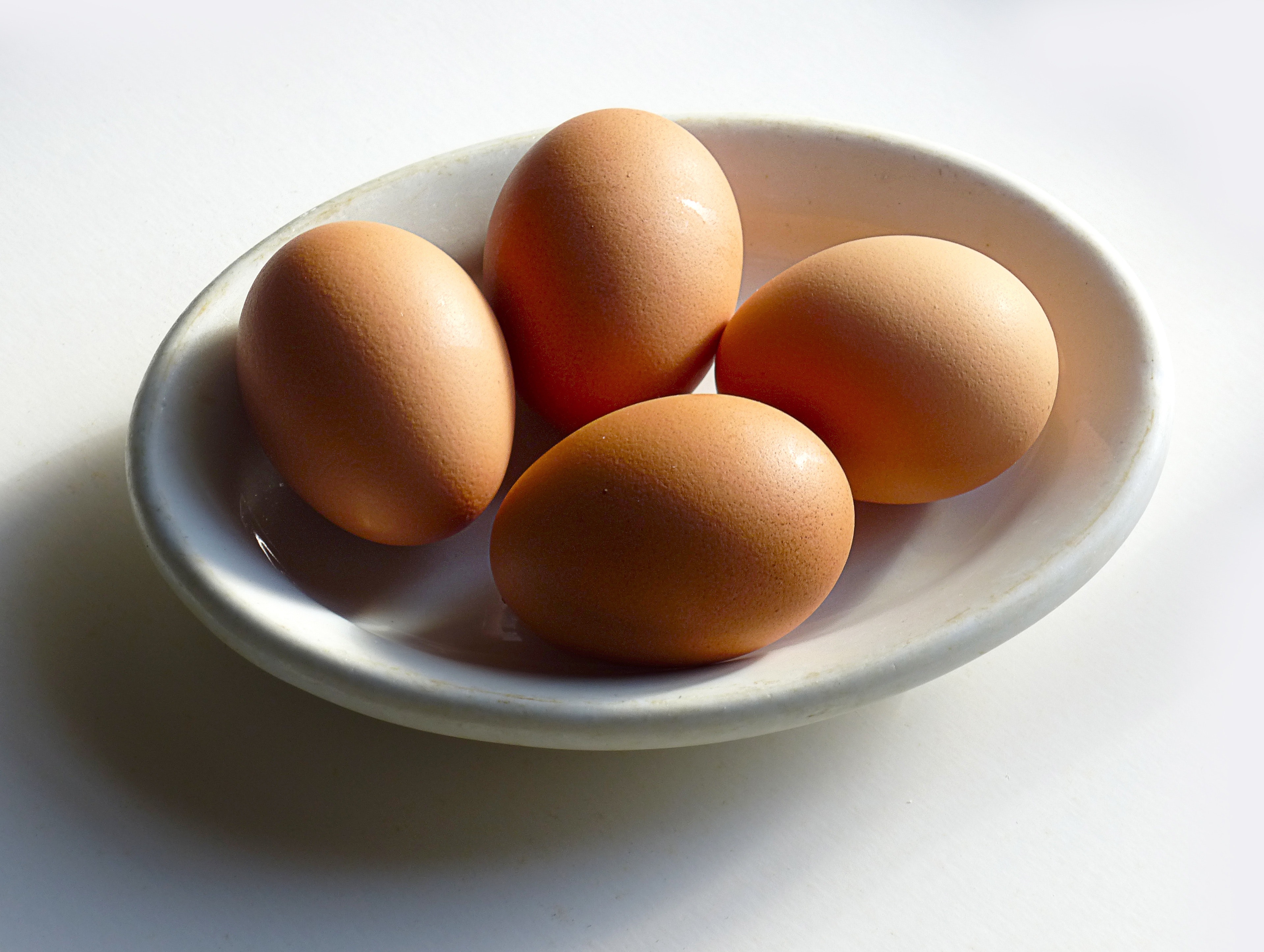 Покажи яйцо курицы. Яйцо куриное. Яйцо (пищевой продукт). Четыре яйца. Диетические яйца.