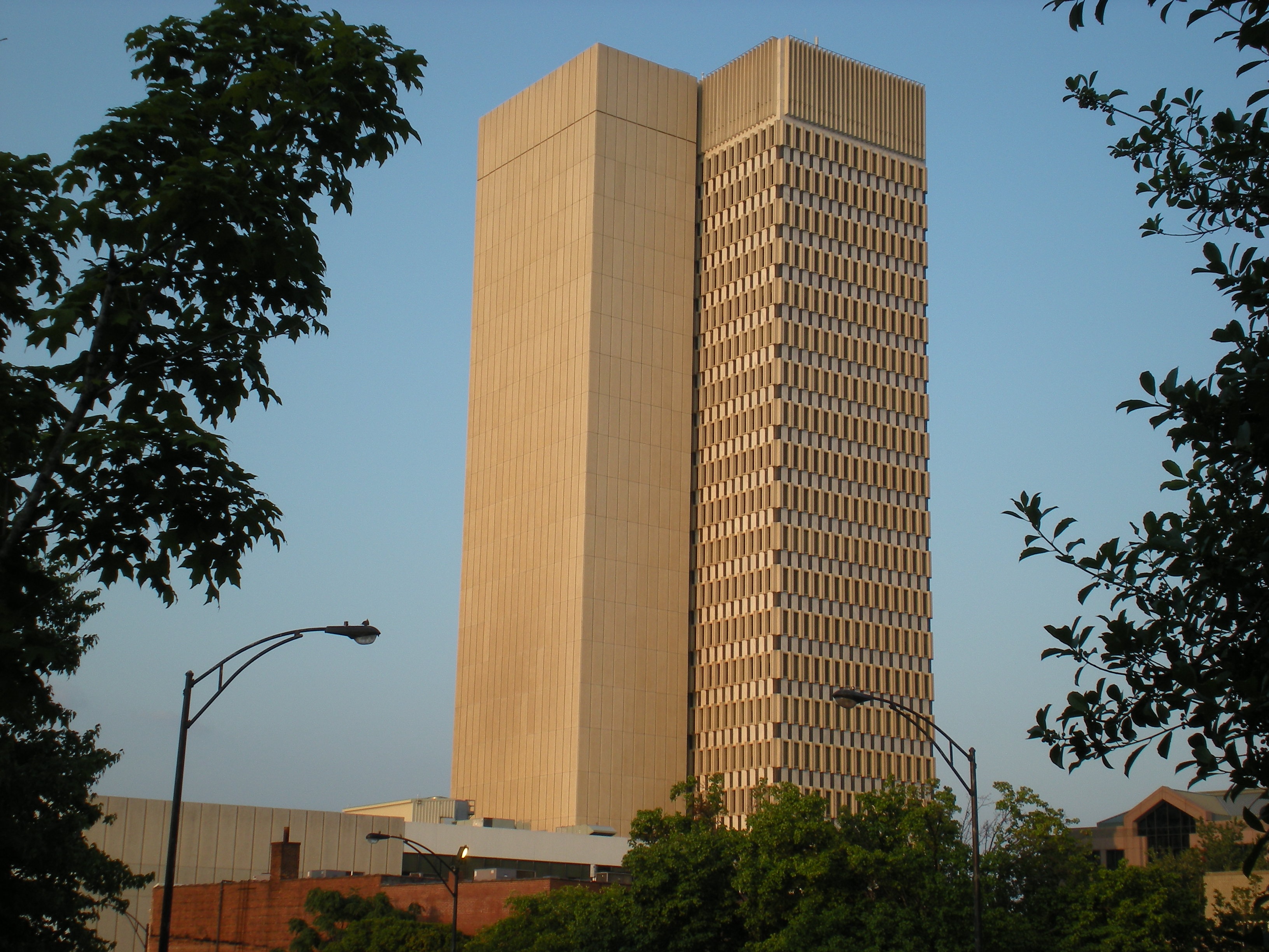 File:Landmark Tower, Greenville, SC.jpg - Wikimedia Commons