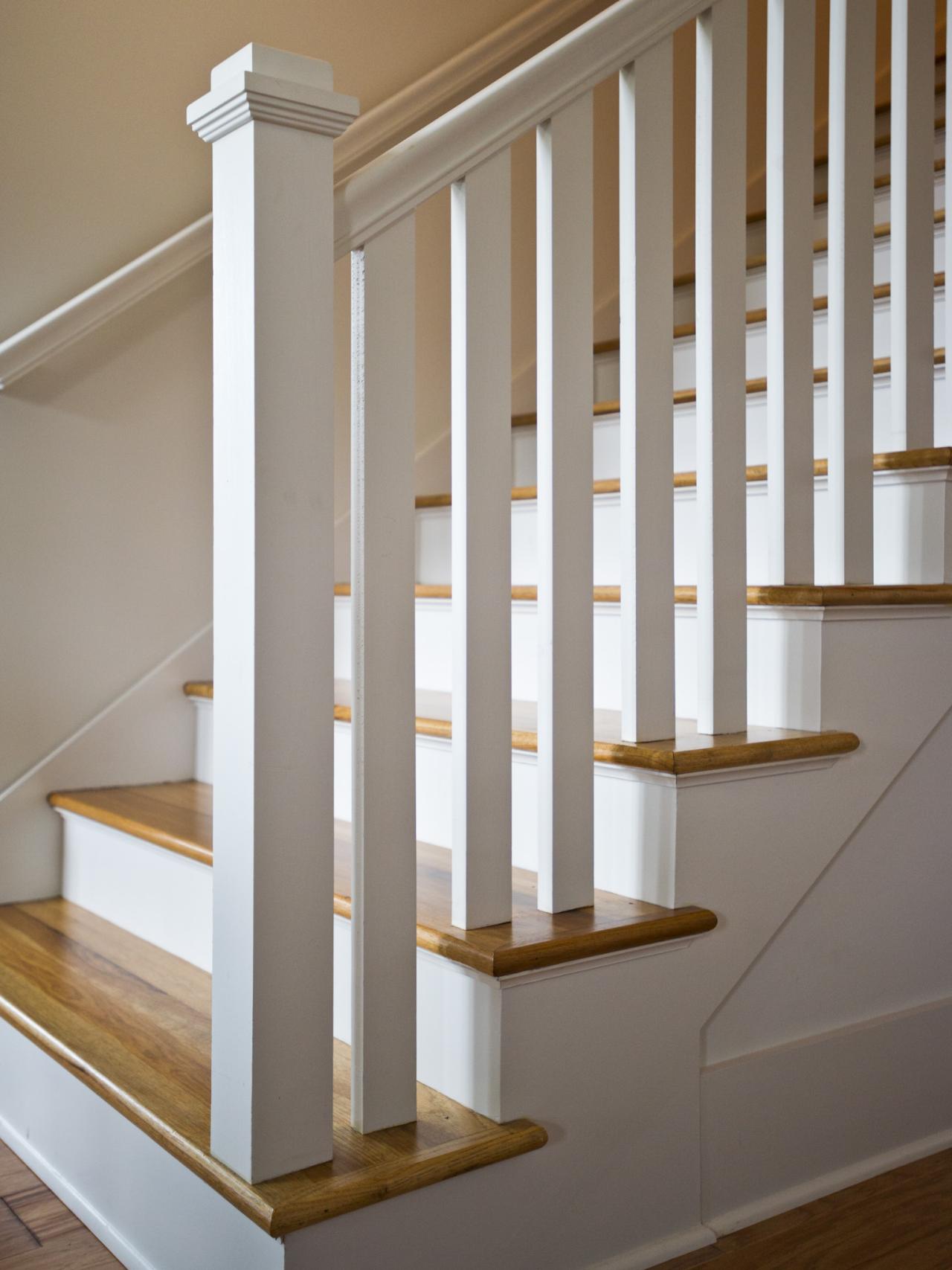 белая лестница с деревянными ступенями фото