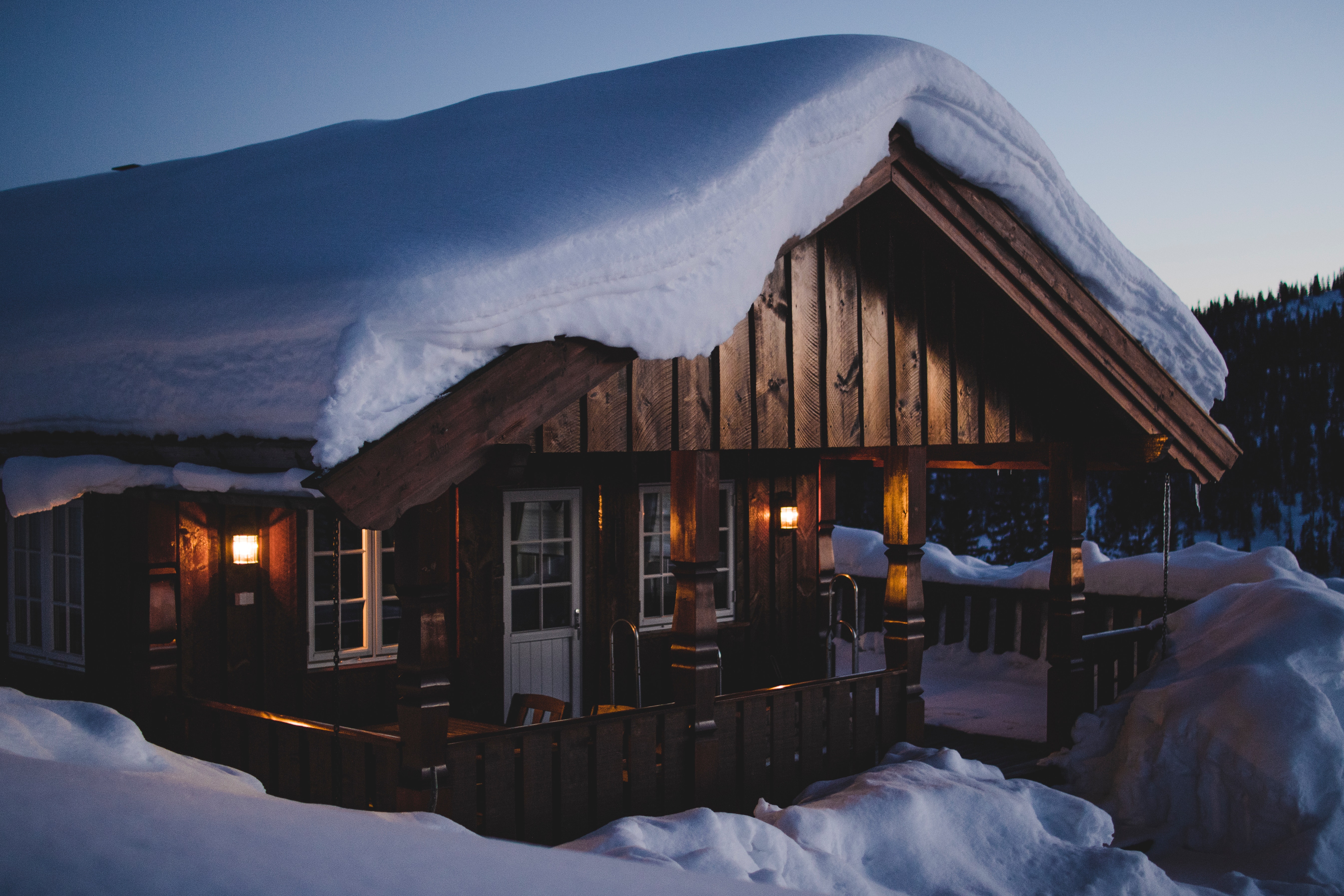 Деревянный дом снег