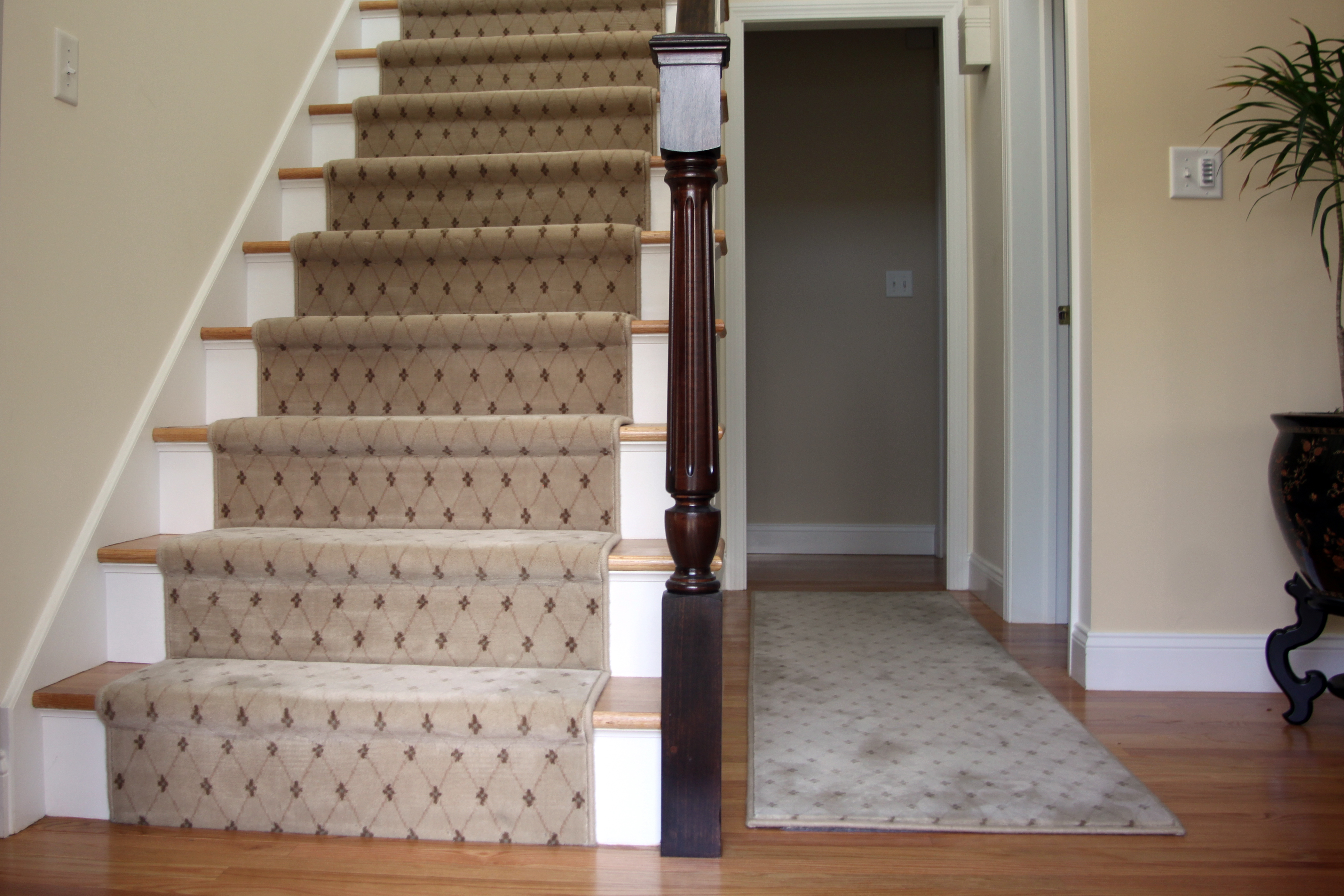 grey pattern stairs Carpet on white wooden stairs with brown wooden ...