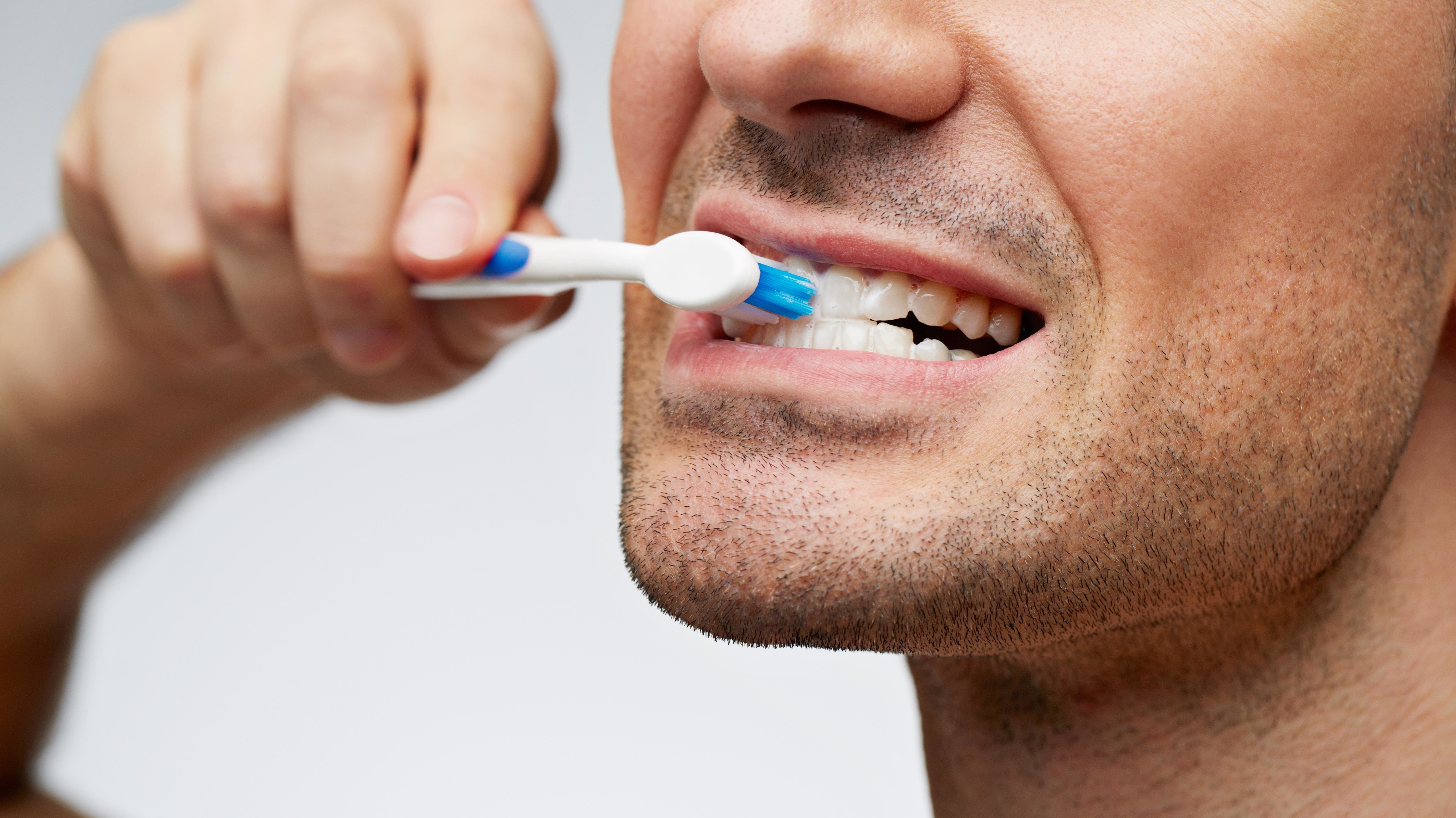 This Man Didn't Brush His Teeth for 20 Years — and the Results Are ...