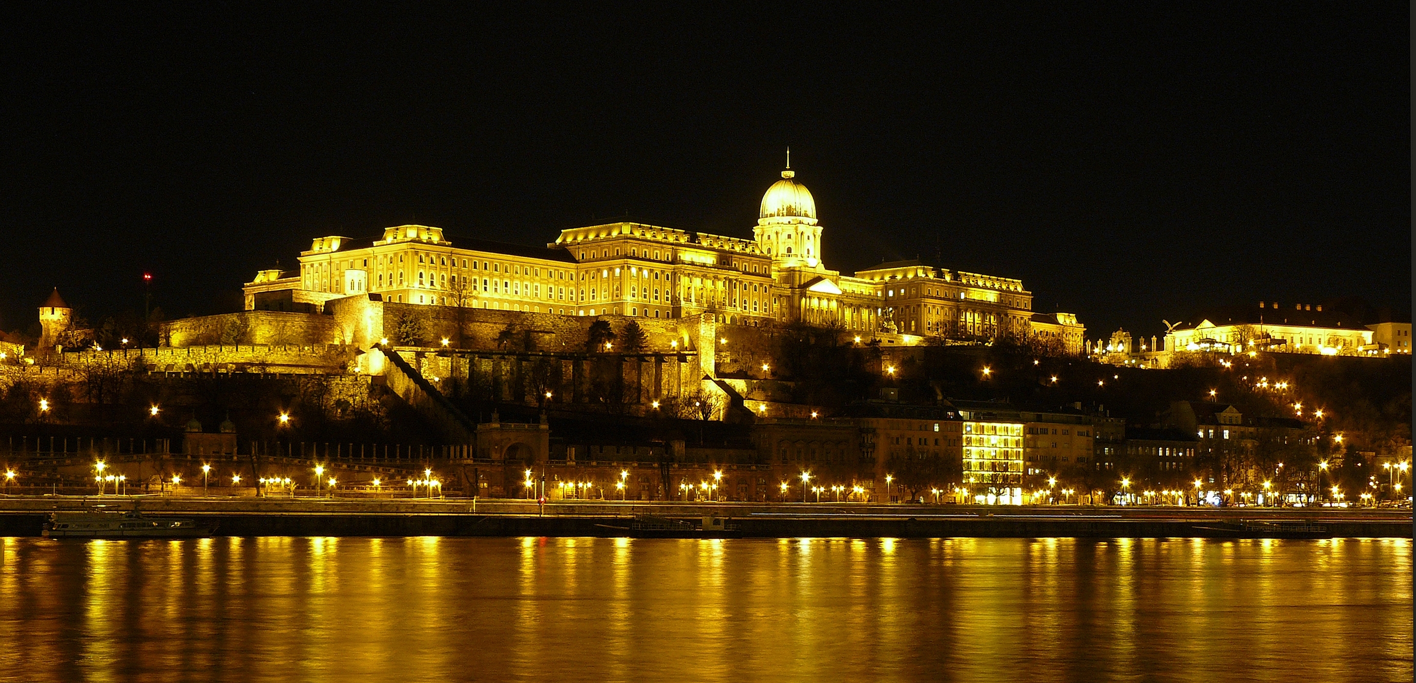 File:Buda Castle by night 2.jpg - Wikimedia Commons