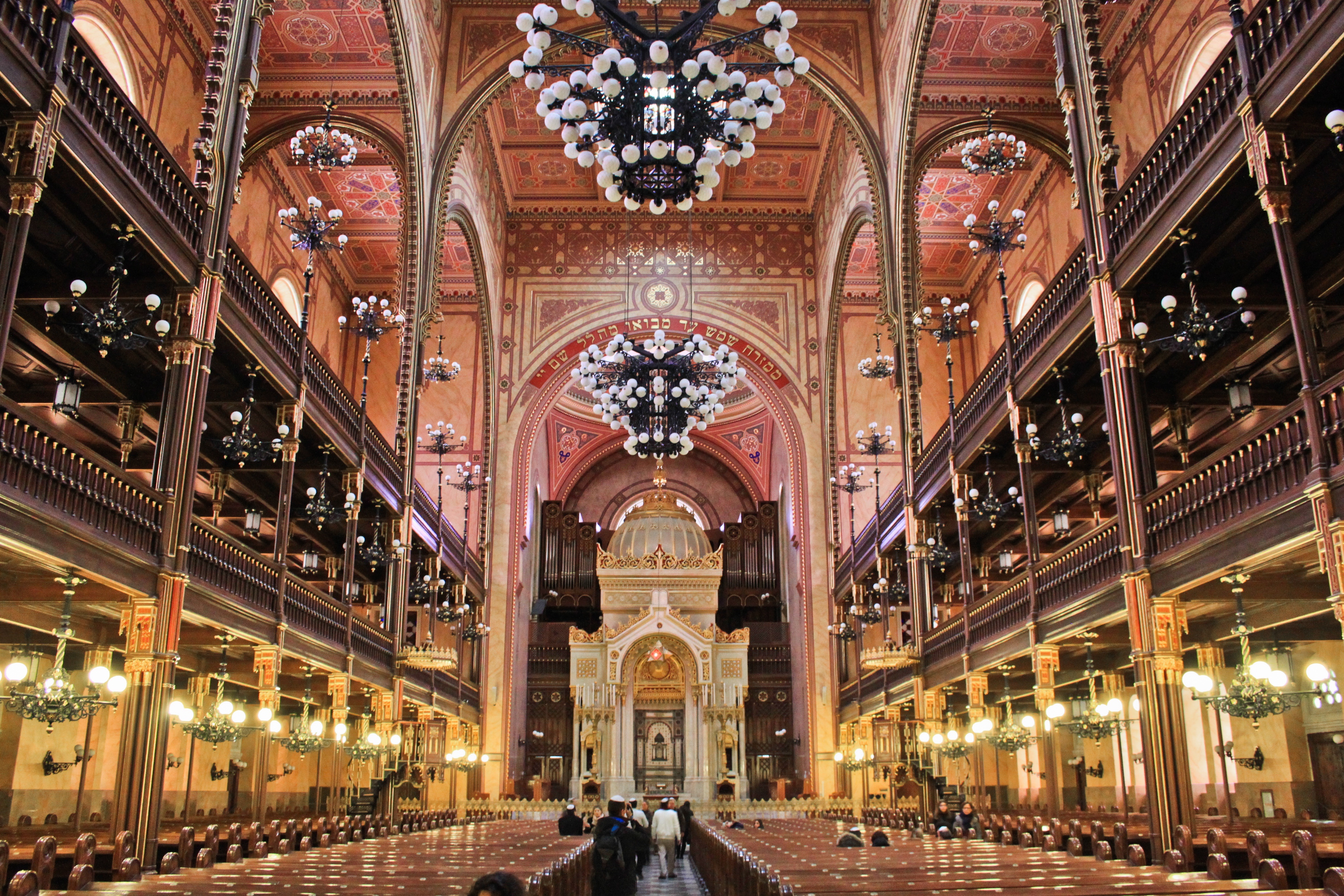 Большую синагогу. Будапештская большая синагога Венгрия. Синагога Дохань Будапешт. Синагога в Будапеште на улице Дохань. Самая большая синагога в Европе Будапешт.
