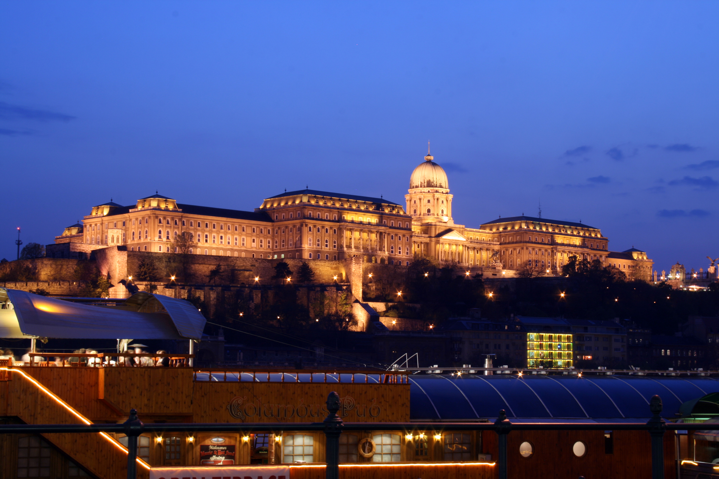 File:Budapest castle night 4.jpg - Wikimedia Commons