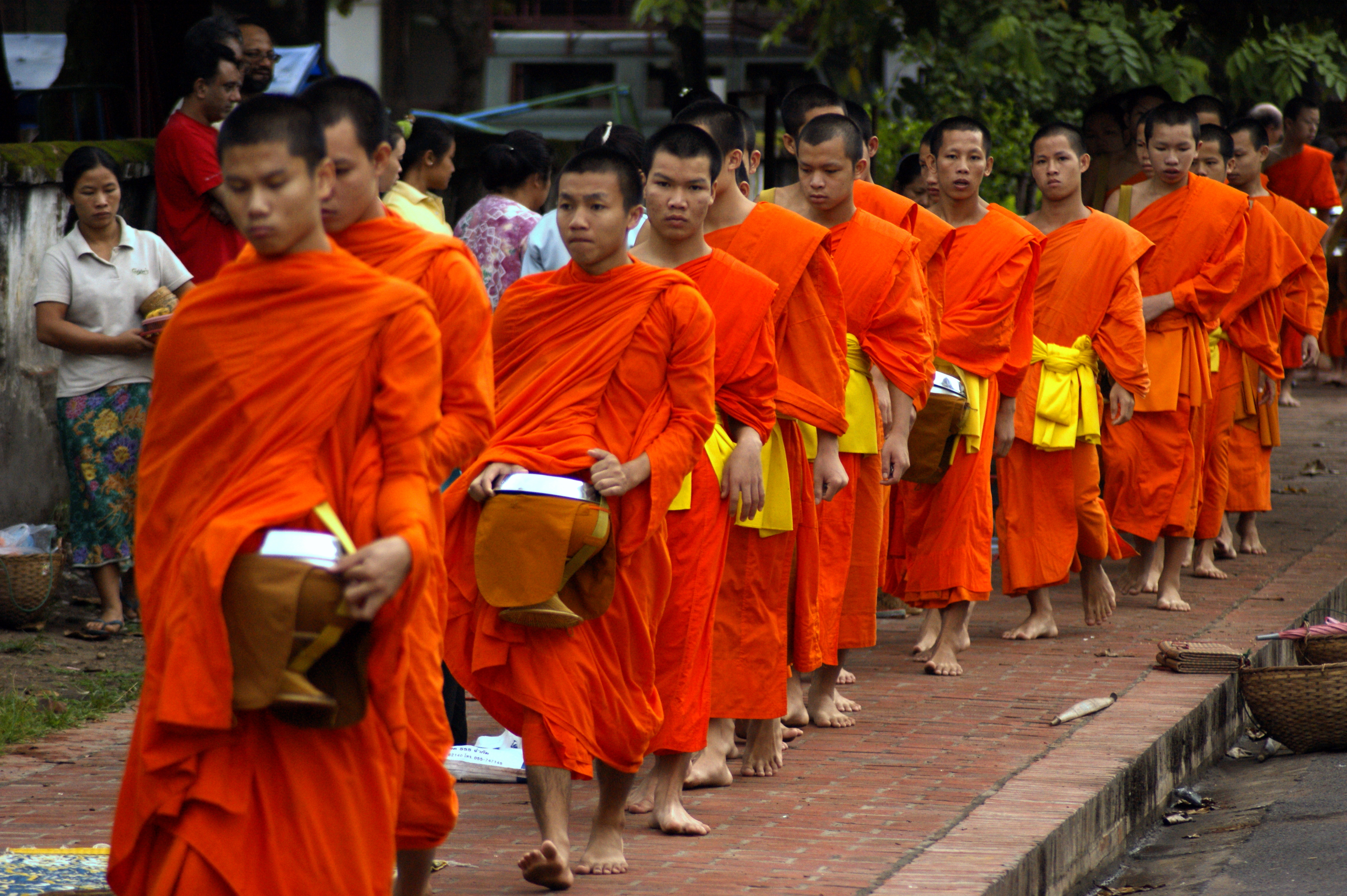File:Buddhist monks (Laos-2009).jpg - Wikimedia Commons