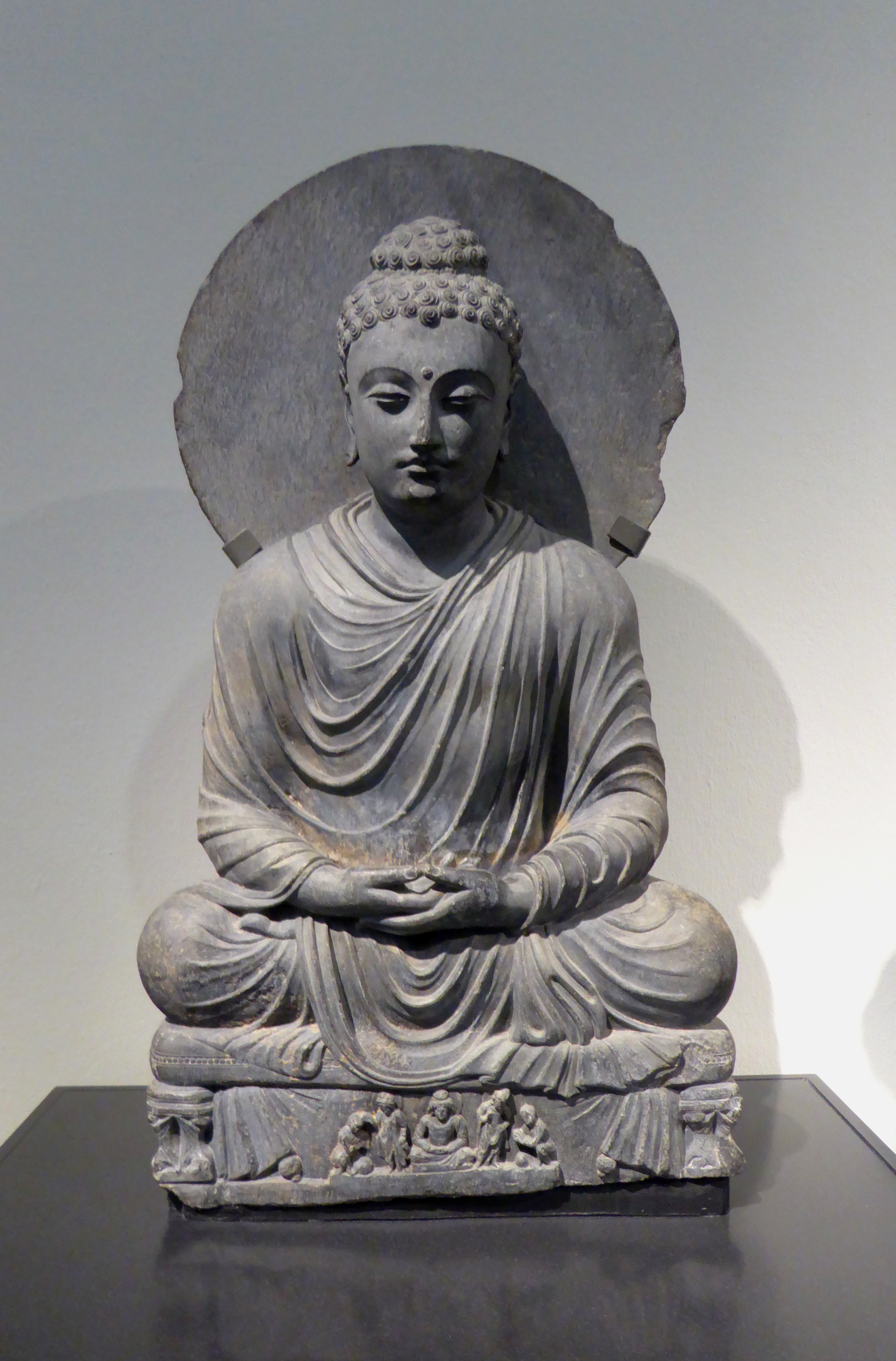 File:Meditating Buddha Statue from Gandhara.JPG - Wikimedia Commons