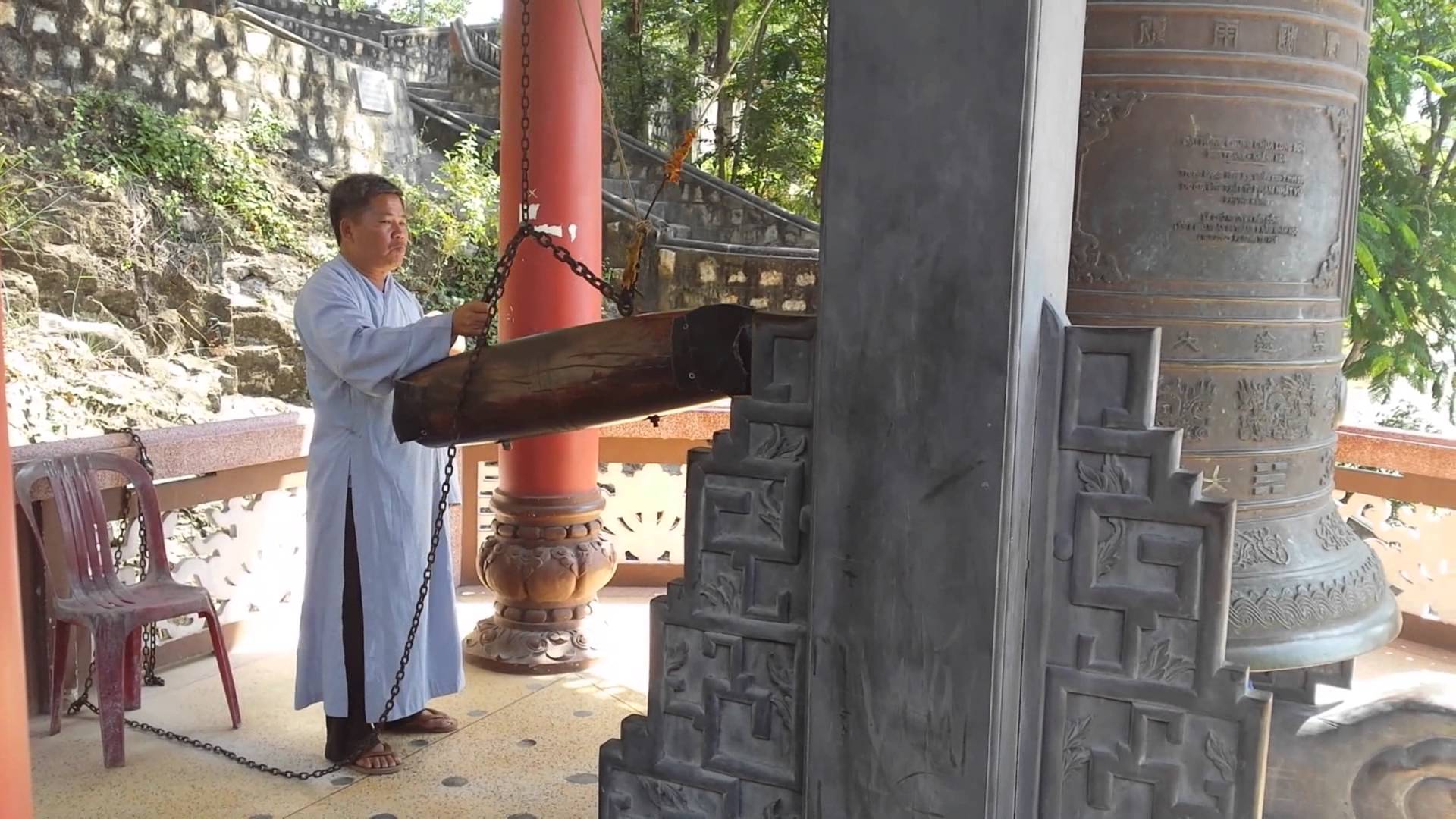 Buddhist Temple Bell in Nha Trang, Vietnam - YouTube