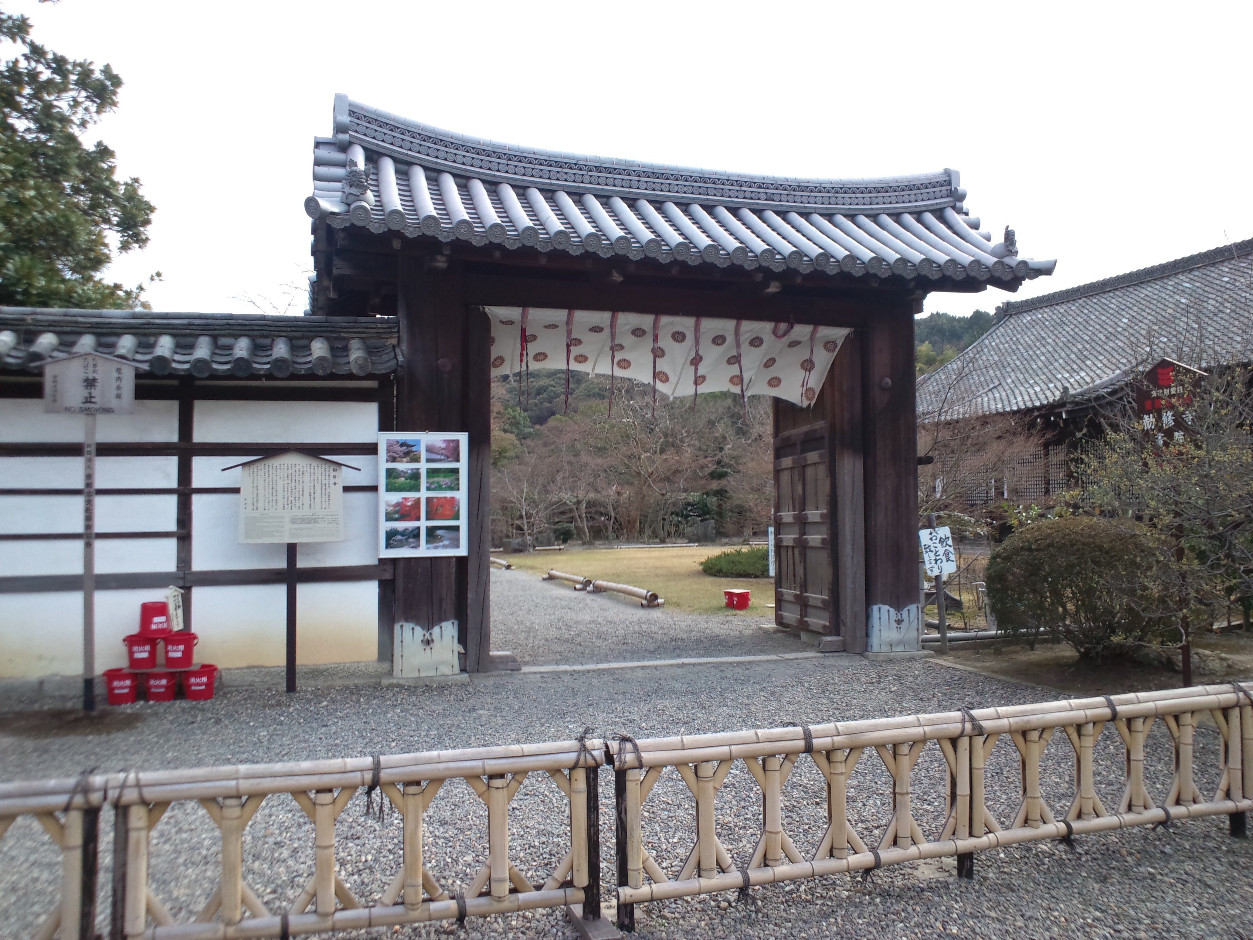 File:Kajû-ji Buddhist Temple - San-mon Gate.jpg - Wikimedia Commons