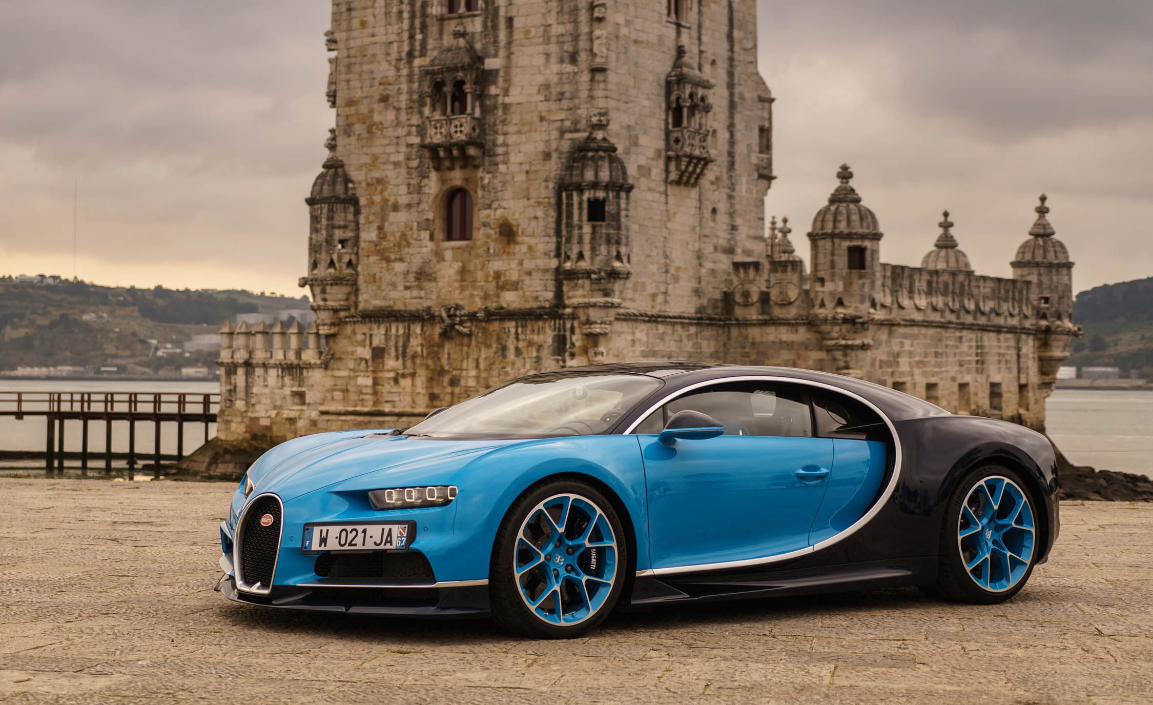 Bugatti Chiron Reviews | Bugatti Chiron Price, Photos, and Specs ...